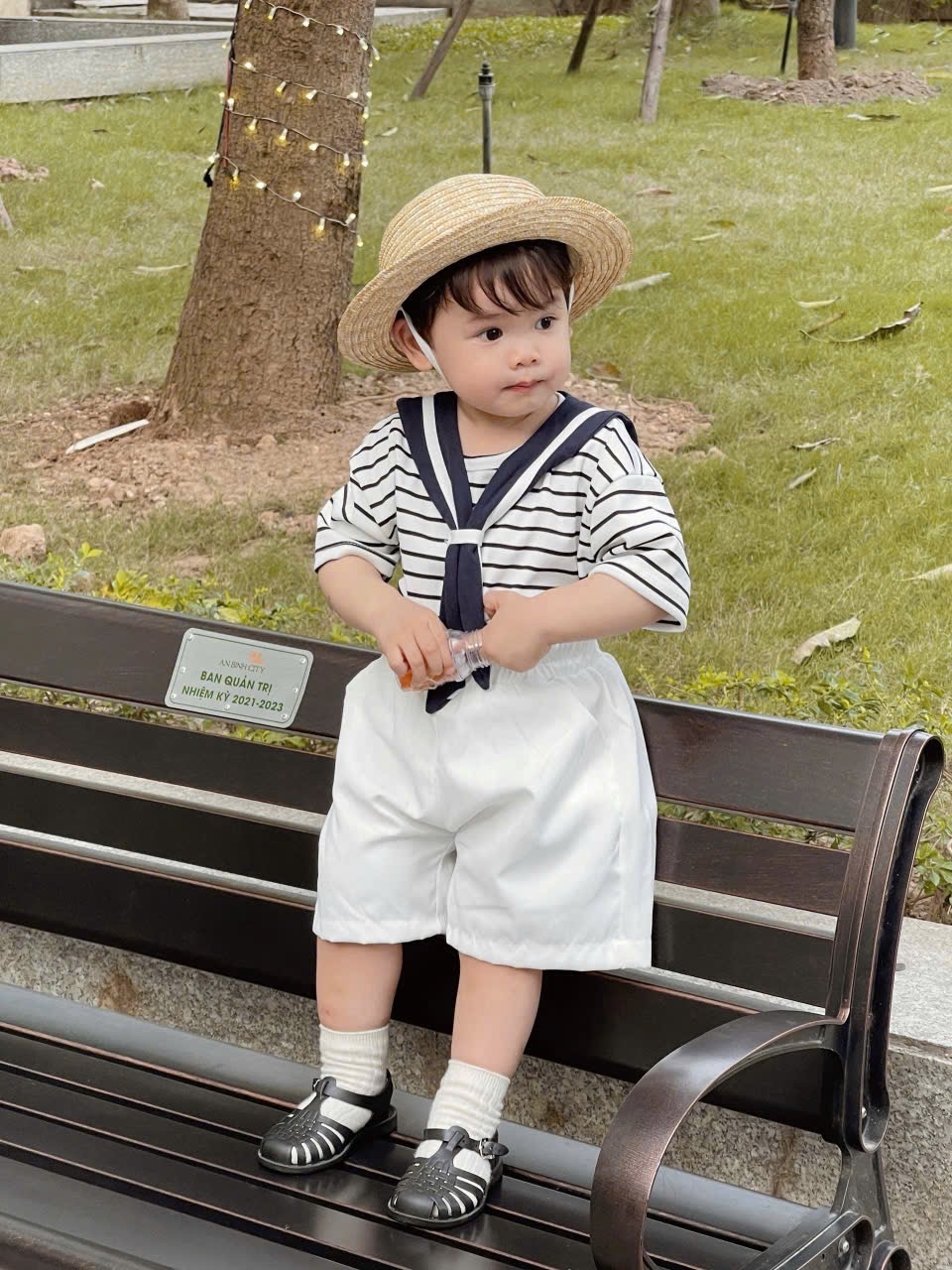 BỘ ĐÙI KẺ QUẦN TRẮNG KÈM KHĂN