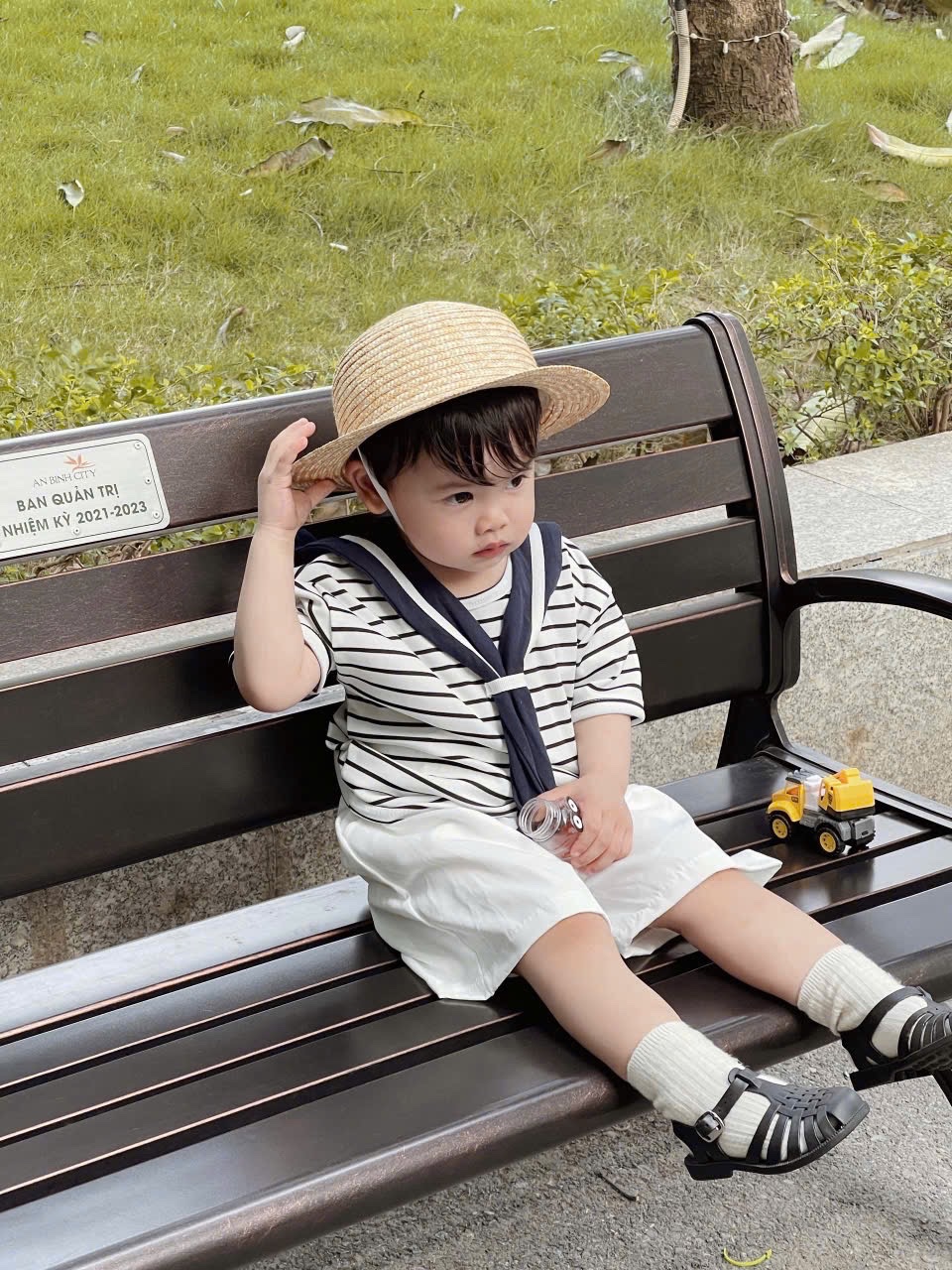 BỘ ĐÙI KẺ QUẦN TRẮNG KÈM KHĂN
