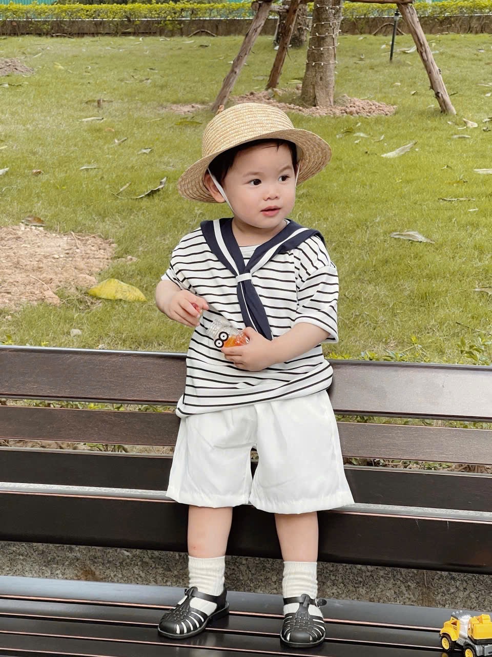 BỘ ĐÙI KẺ QUẦN TRẮNG KÈM KHĂN