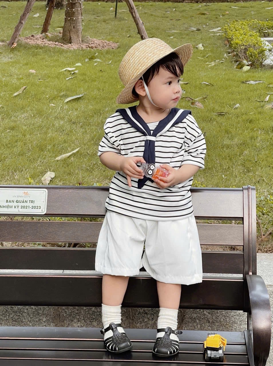 BỘ ĐÙI KẺ QUẦN TRẮNG KÈM KHĂN