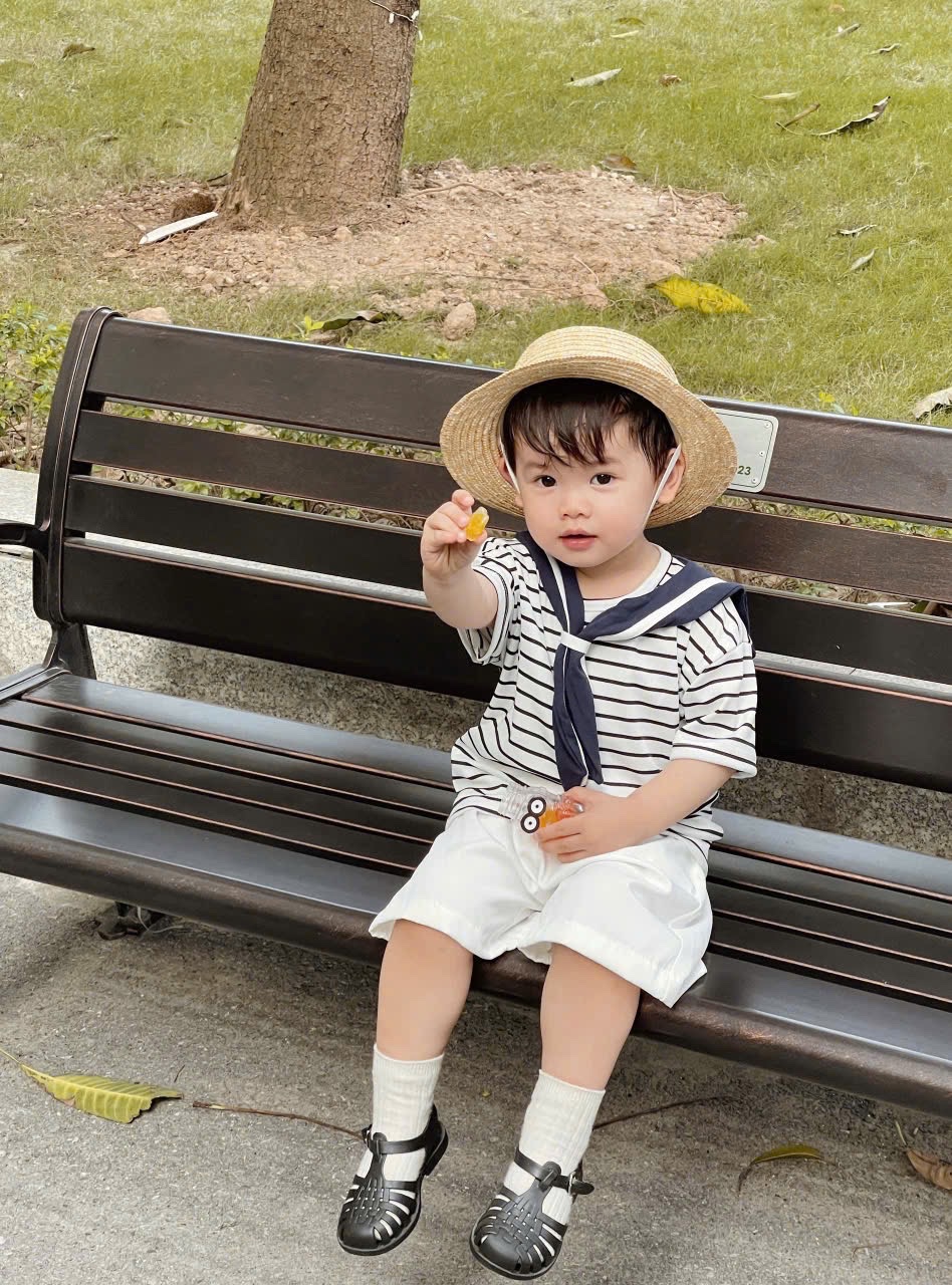 BỘ ĐÙI KẺ QUẦN TRẮNG KÈM KHĂN
