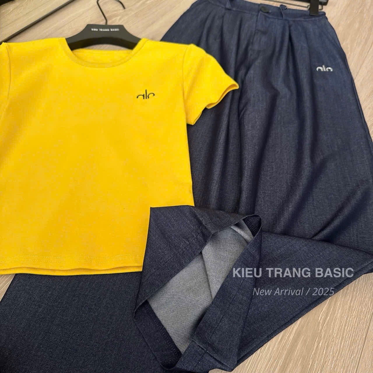 BỘ CỘC VÀNG ALO MIX QUẦN JEAN GIẤY DÁNG SUÔNG
