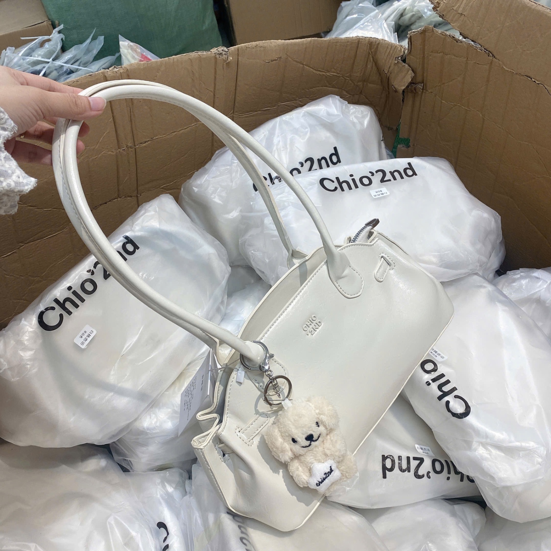 TÚI XÁCH CHIO’2ND CHARM GẤU NGÔI SAO MÀU KEM