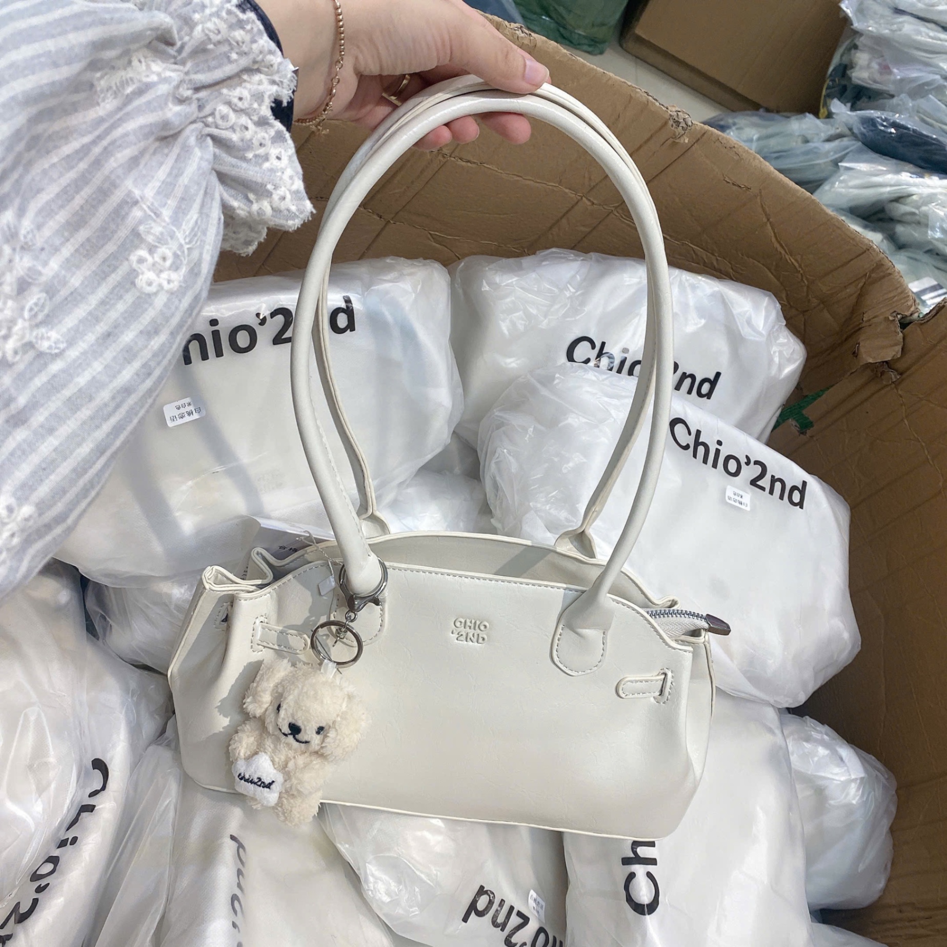 TÚI XÁCH CHIO’2ND CHARM GẤU NGÔI SAO MÀU KEM