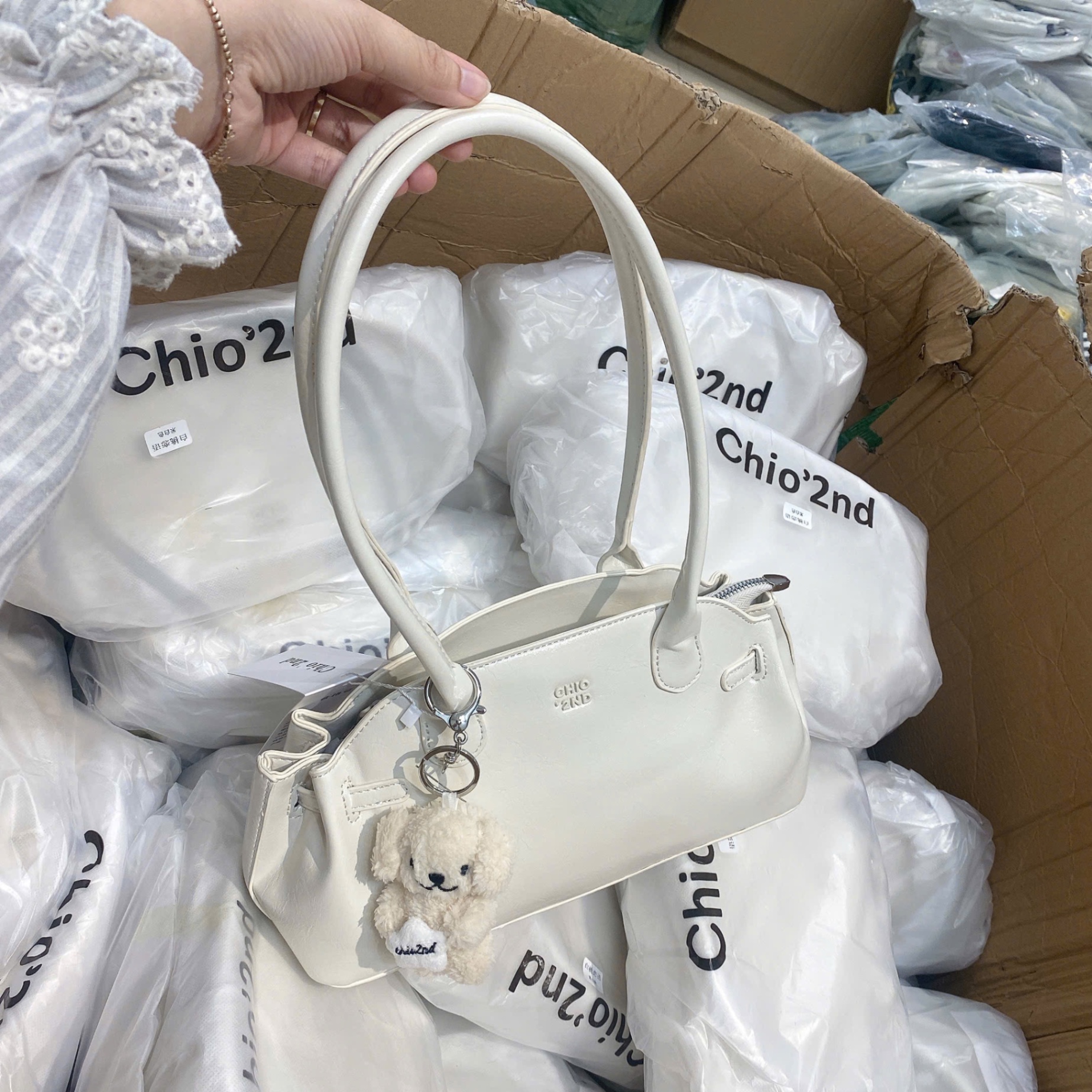 TÚI XÁCH CHIO’2ND CHARM GẤU NGÔI SAO MÀU KEM