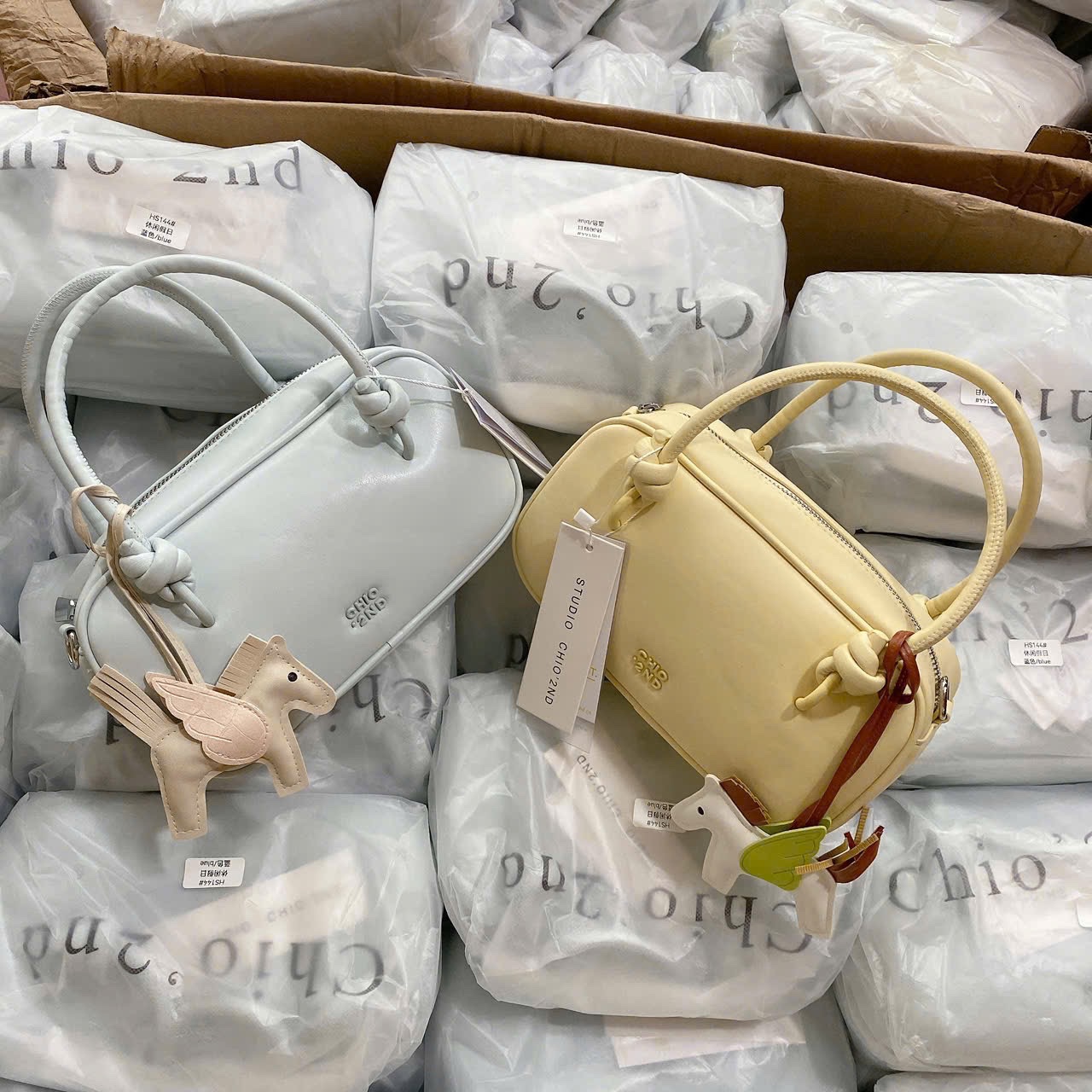 M7188 - TÚI DÁNG HỘP CHIO’2ND CHARM NGỰA