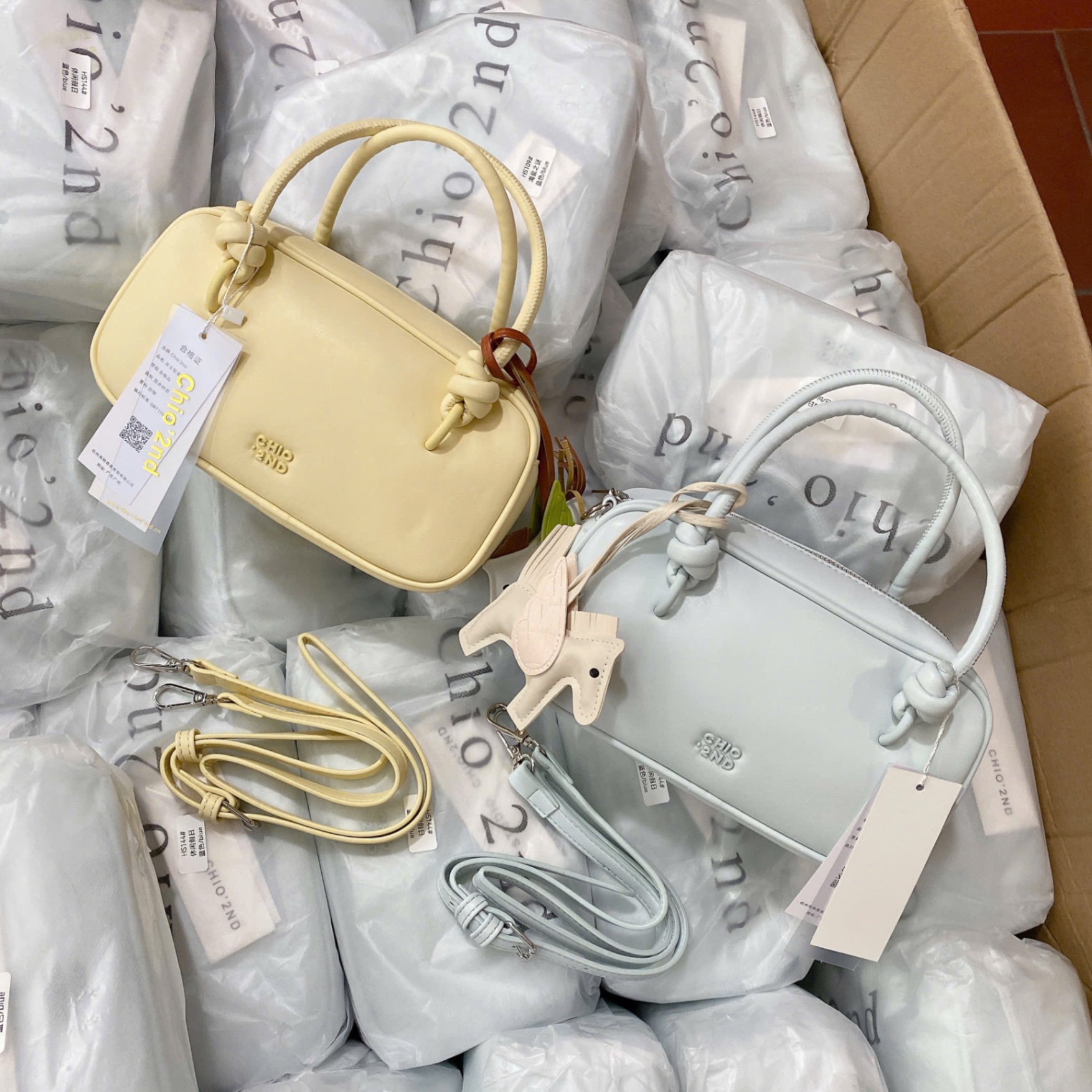 M7188 - TÚI DÁNG HỘP CHIO’2ND CHARM NGỰA
