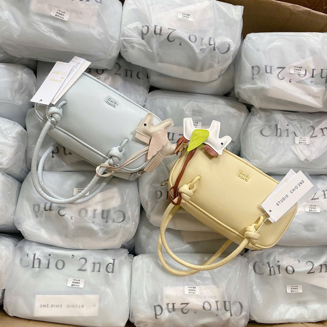 M7188 - TÚI DÁNG HỘP CHIO’2ND CHARM NGỰA