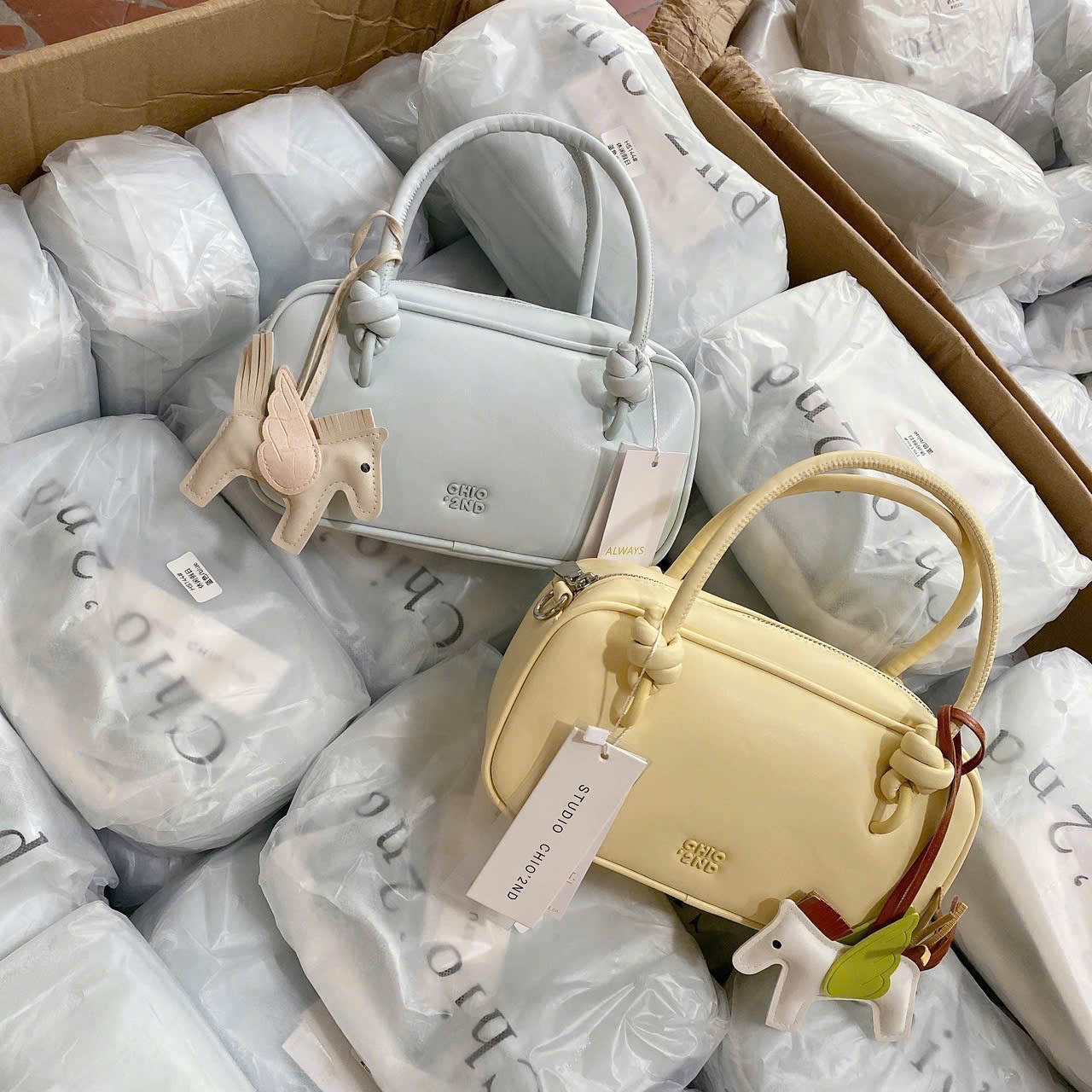M7188 - TÚI DÁNG HỘP CHIO’2ND CHARM NGỰA