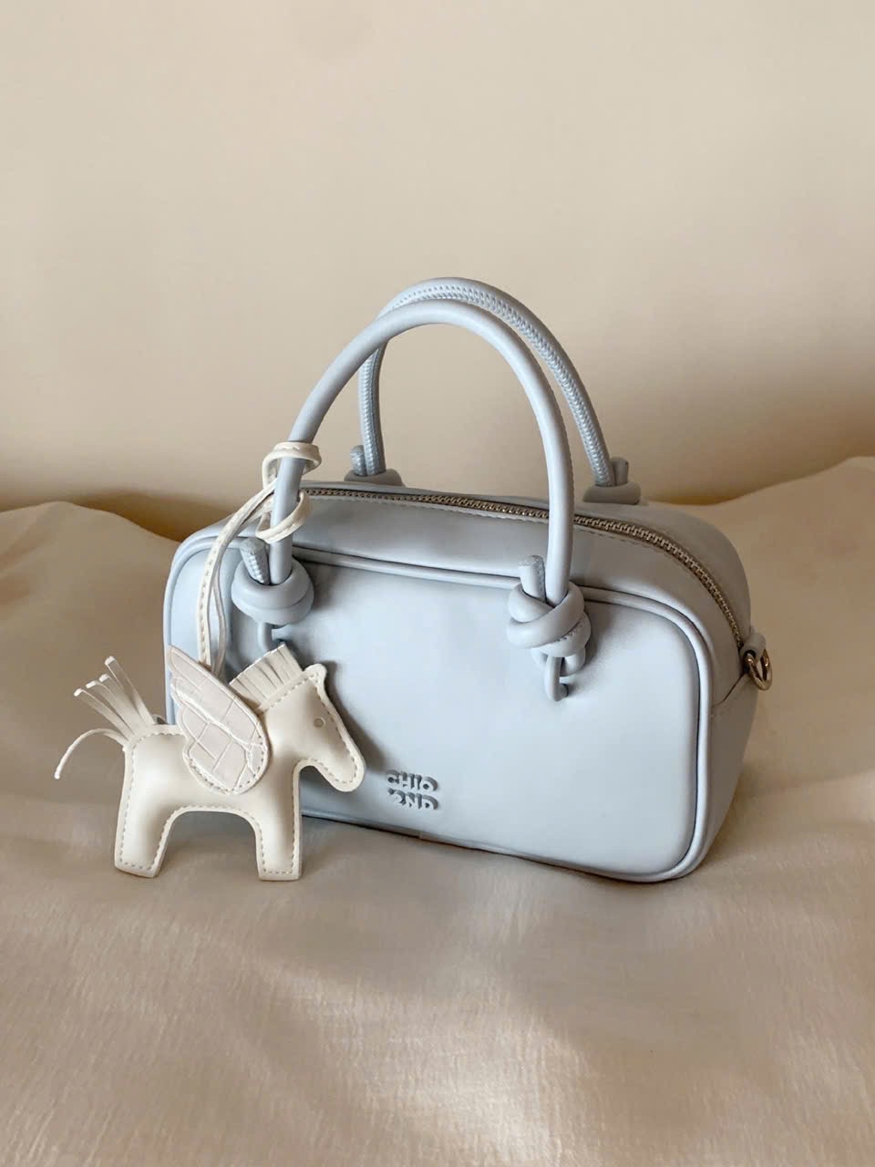 M7188 - TÚI DÁNG HỘP CHIO’2ND CHARM NGỰA