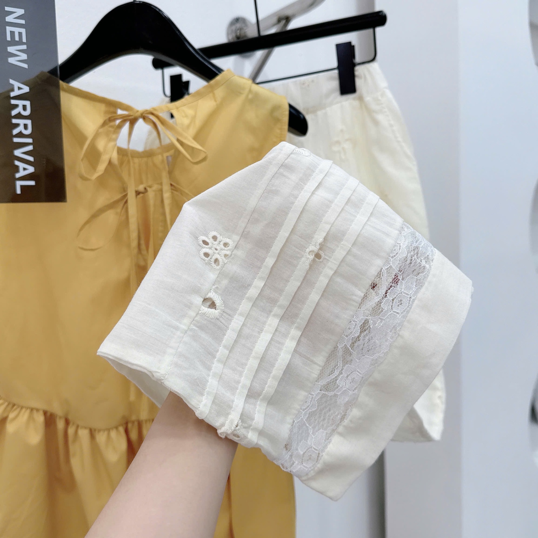Hang đẹp - BỘ PELUM VÀNG XN QUẦN SUÔNG BE HOA ĐỤC LỖ