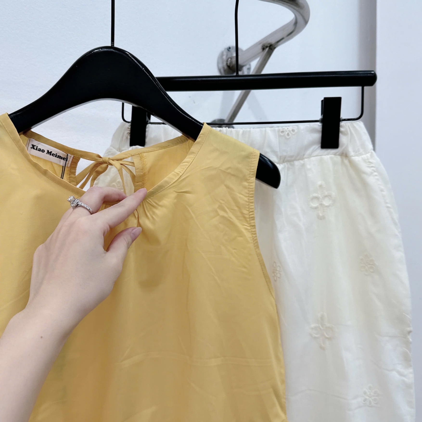 Hang đẹp - BỘ PELUM VÀNG XN QUẦN SUÔNG BE HOA ĐỤC LỖ