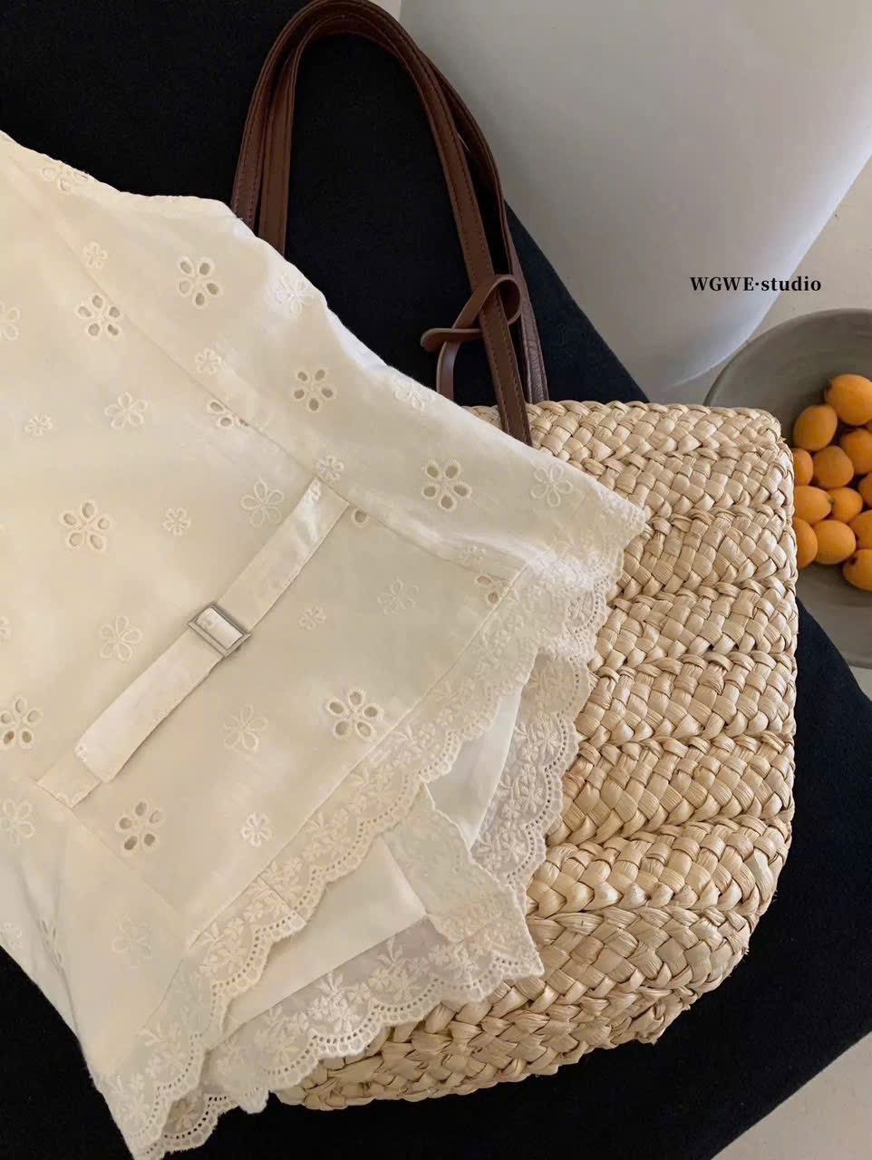 ÁO HOA ĐỤC LỖ DÁNG ÔM PHỐI REN