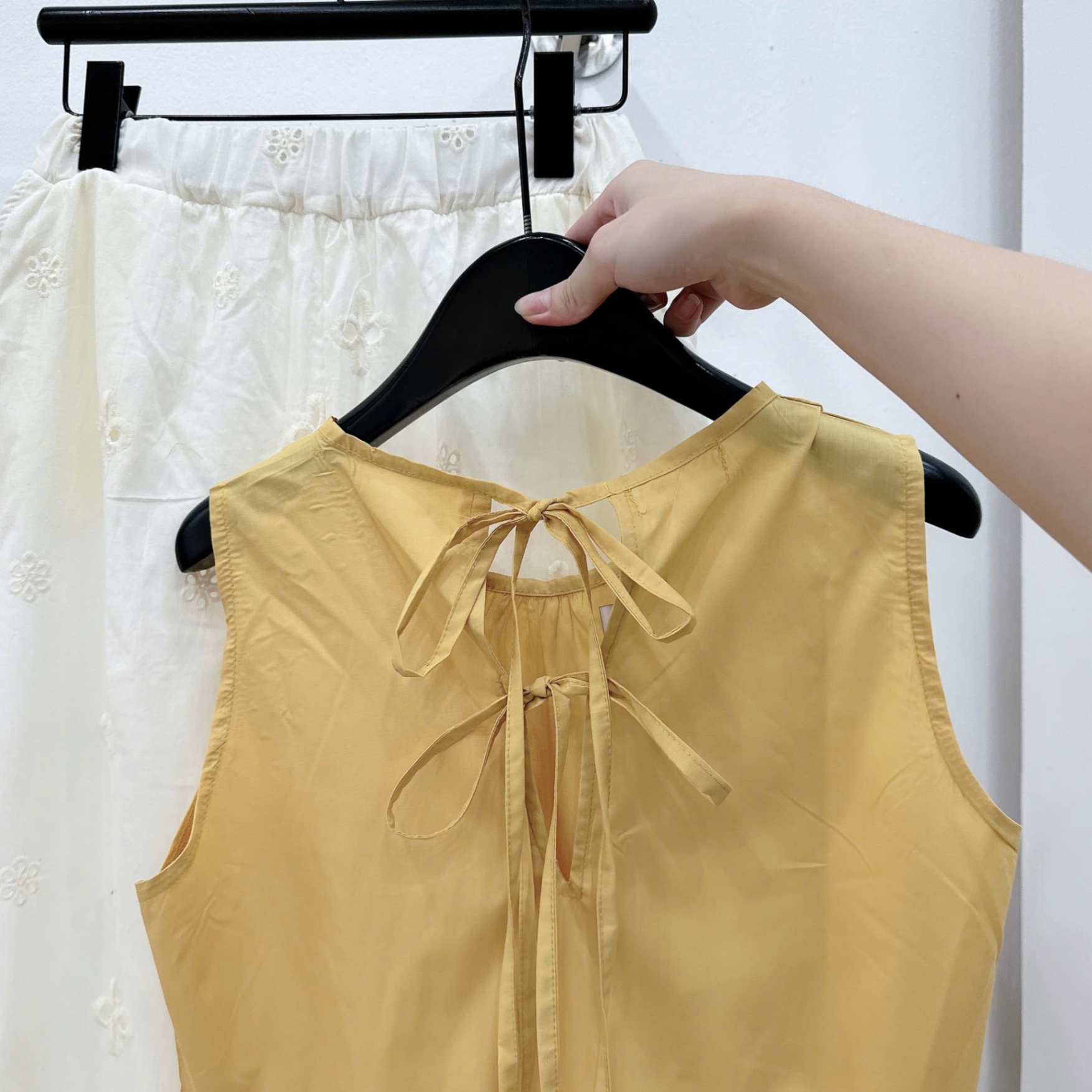 Hang đẹp - BỘ PELUM VÀNG XN QUẦN SUÔNG BE HOA ĐỤC LỖ