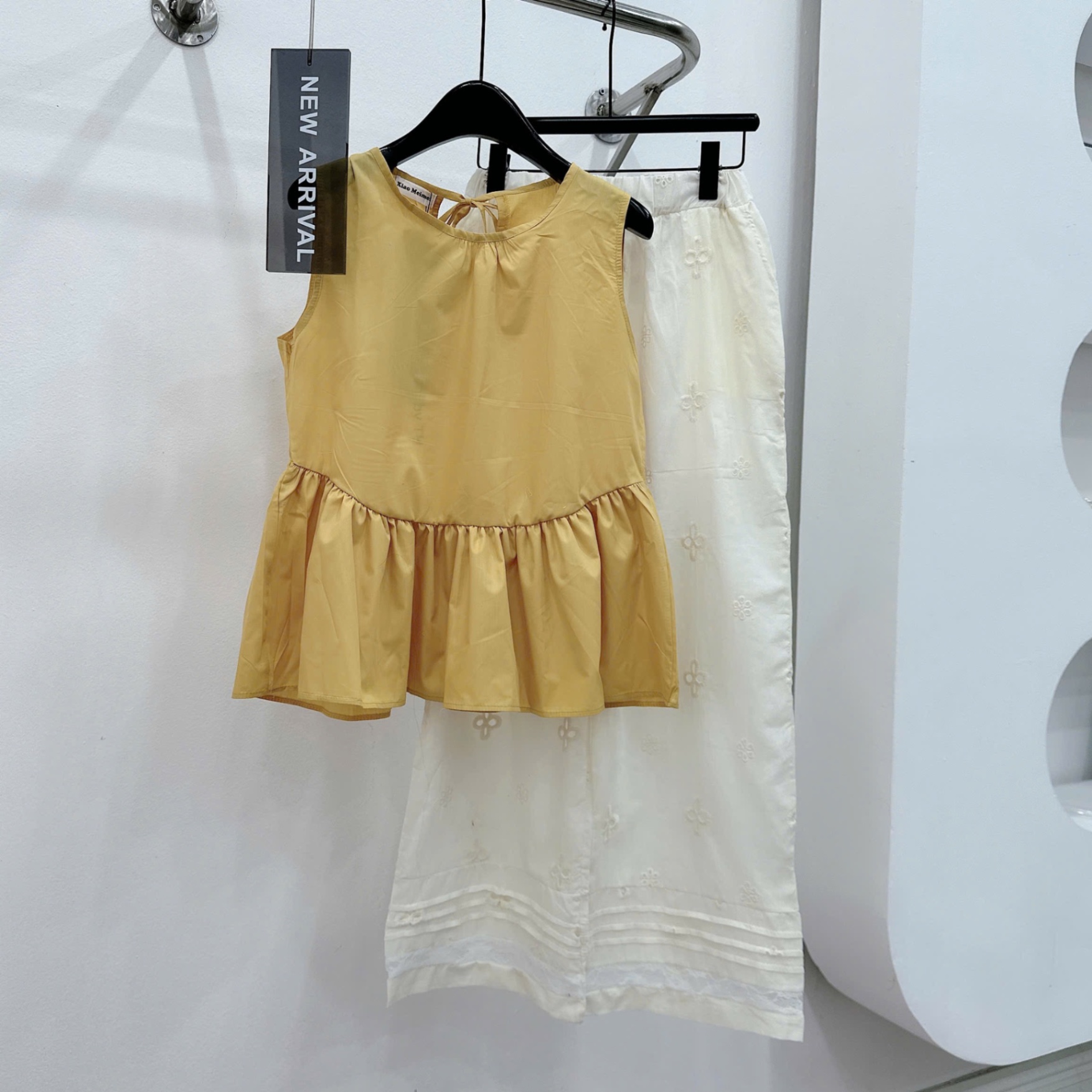 Hang đẹp - BỘ PELUM VÀNG XN QUẦN SUÔNG BE HOA ĐỤC LỖ
