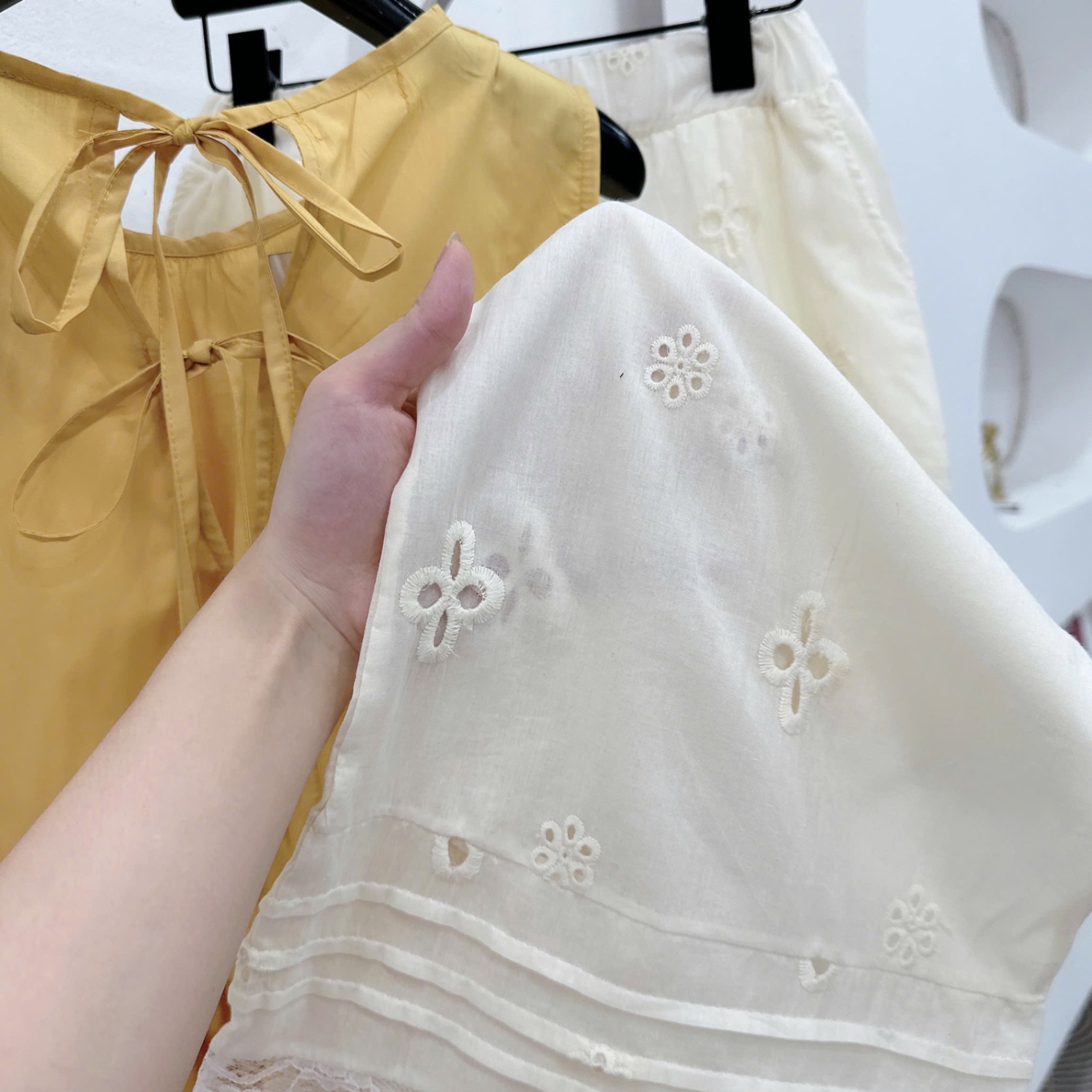 Hang đẹp - BỘ PELUM VÀNG XN QUẦN SUÔNG BE HOA ĐỤC LỖ