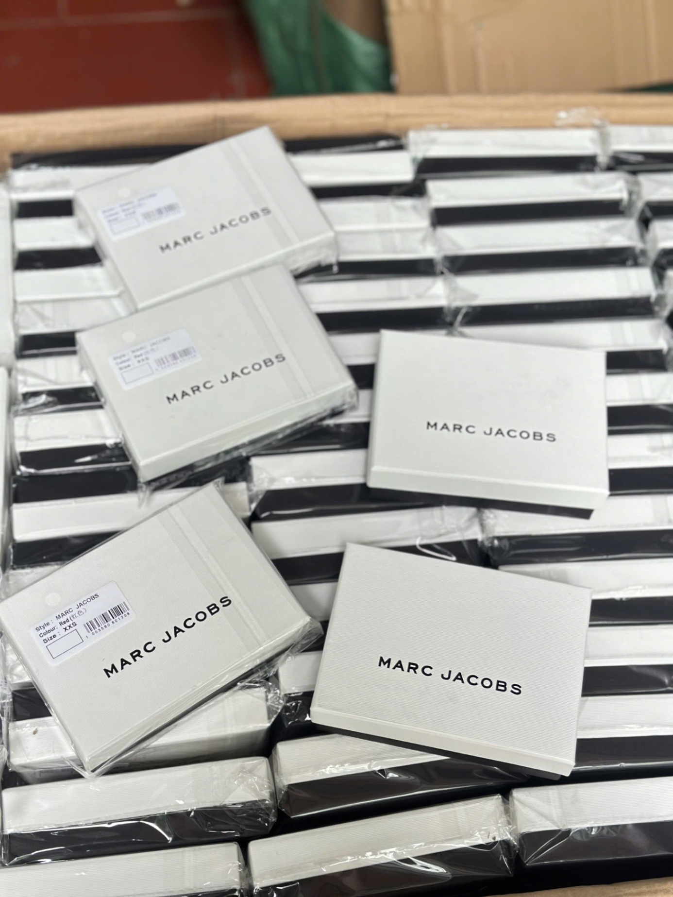 VÍ CẦM TAY MAC JACOBS MÀU ĐỎ CHÍNH HÃNG