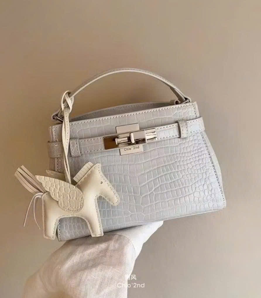 TÚI CHIO’2ND DA RẮN CHARM NGỰA MÀU XANH - SH125