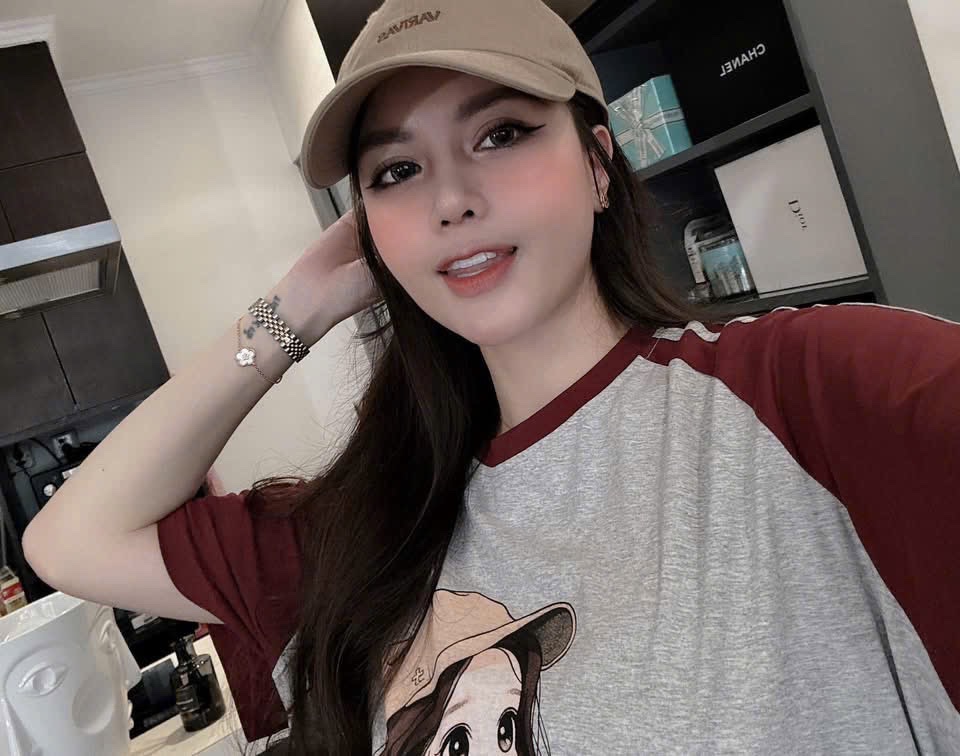 BỘ ĐÙI GHI PHỐI ĐỎ HÌNH CÔ GÁI ĐỘI MŨ