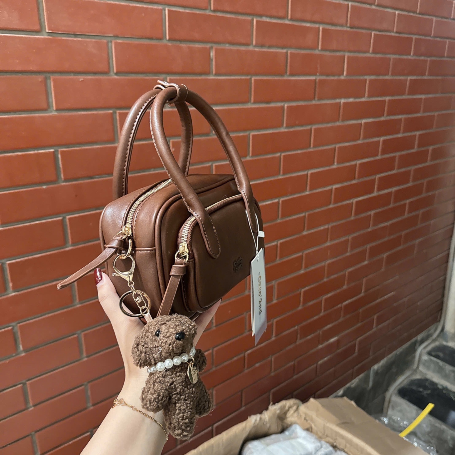 M6769 - TÚI TRỐNG CHIO’2ND MÀU NÂU KÈM CHARM CÚN