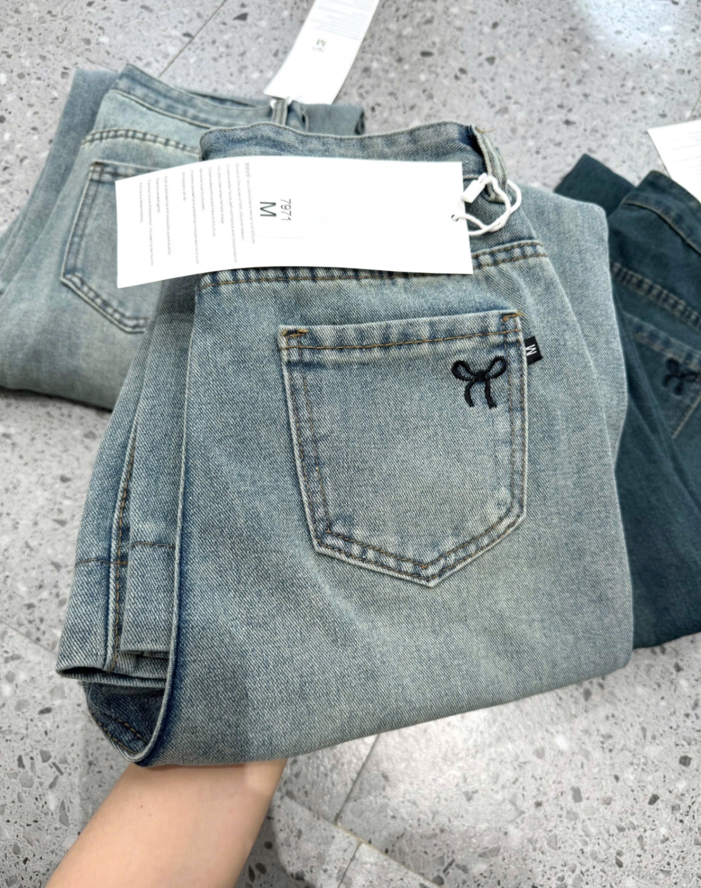 QUẦN JEAN SUÔNG THÊU NƠ TÚI 2 MÀU
