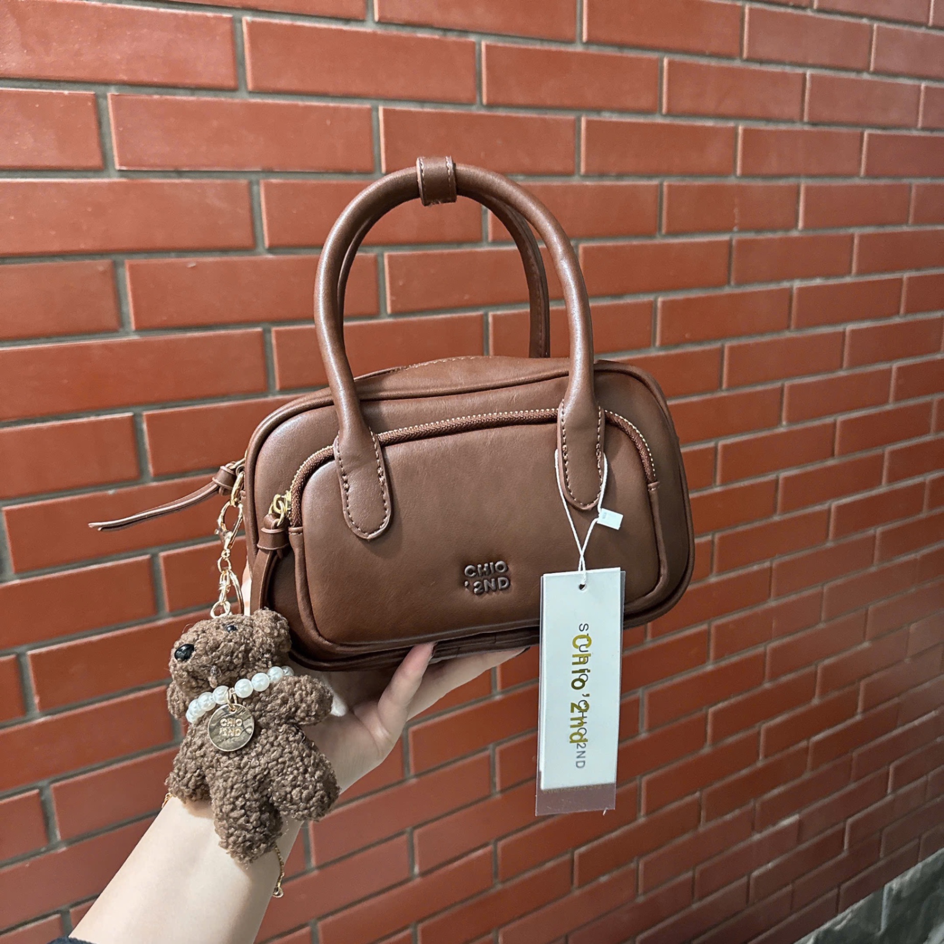 M6769 - TÚI TRỐNG CHIO’2ND MÀU NÂU KÈM CHARM CÚN