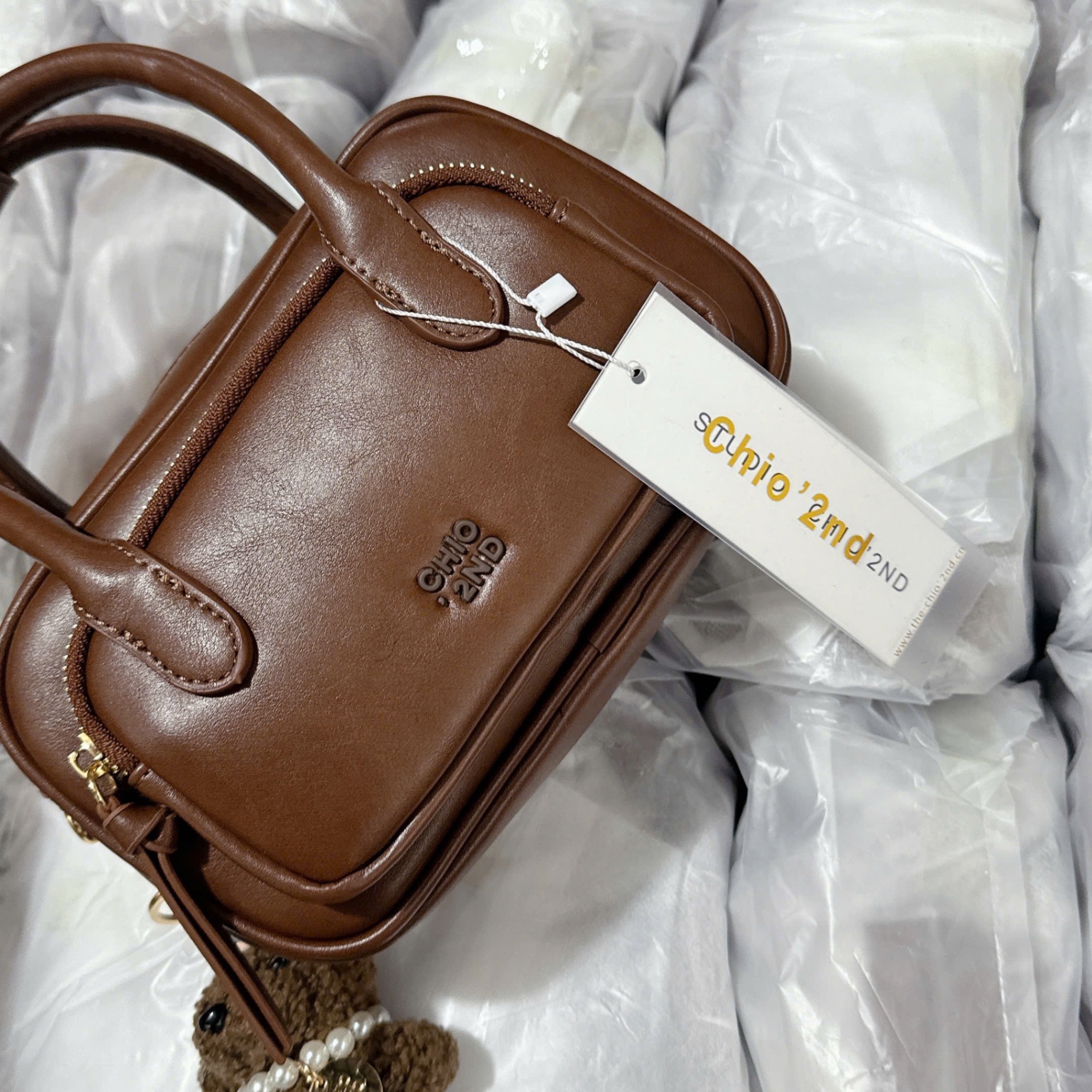 M6769 - TÚI TRỐNG CHIO’2ND MÀU NÂU KÈM CHARM CÚN