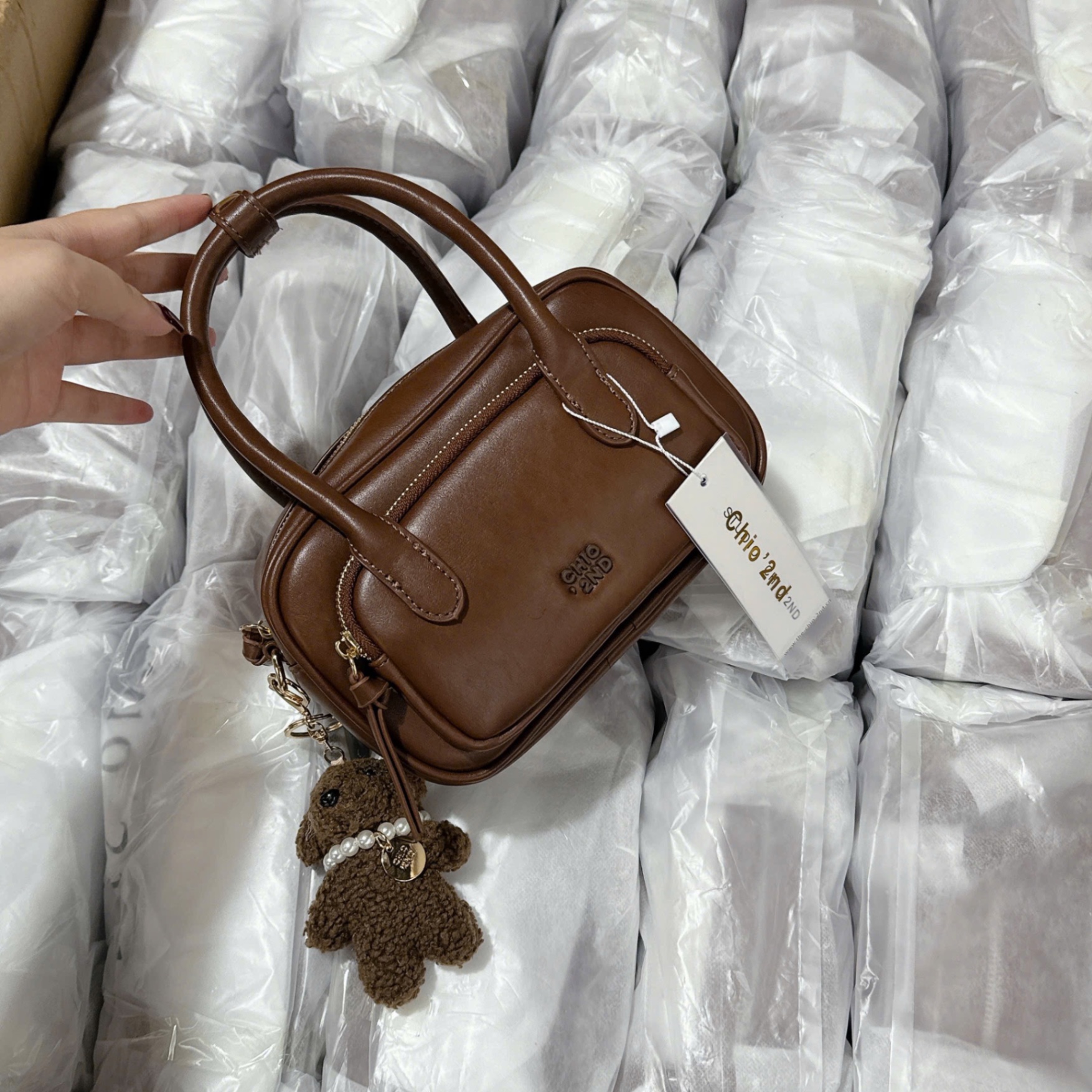 M6769 - TÚI TRỐNG CHIO’2ND MÀU NÂU KÈM CHARM CÚN