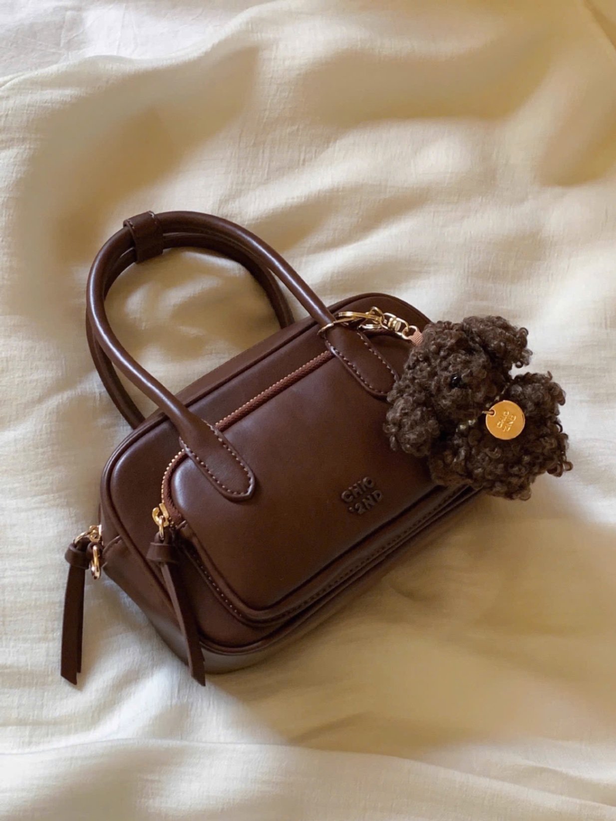 M6769 - TÚI TRỐNG CHIO’2ND MÀU NÂU KÈM CHARM CÚN