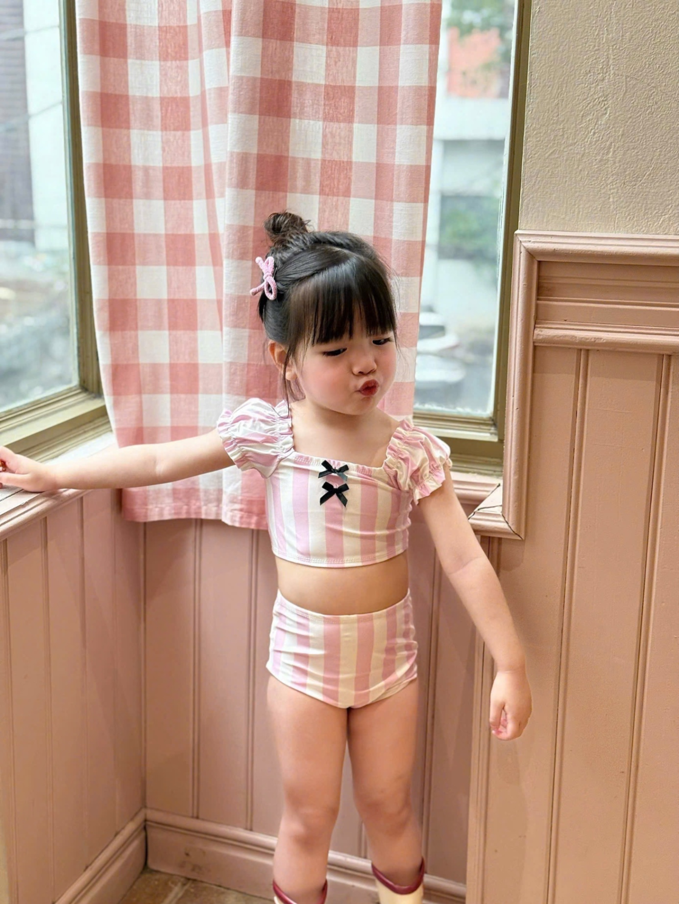 BỘ BƠI BIKINI KẺ HỒNG KÈM MŨ