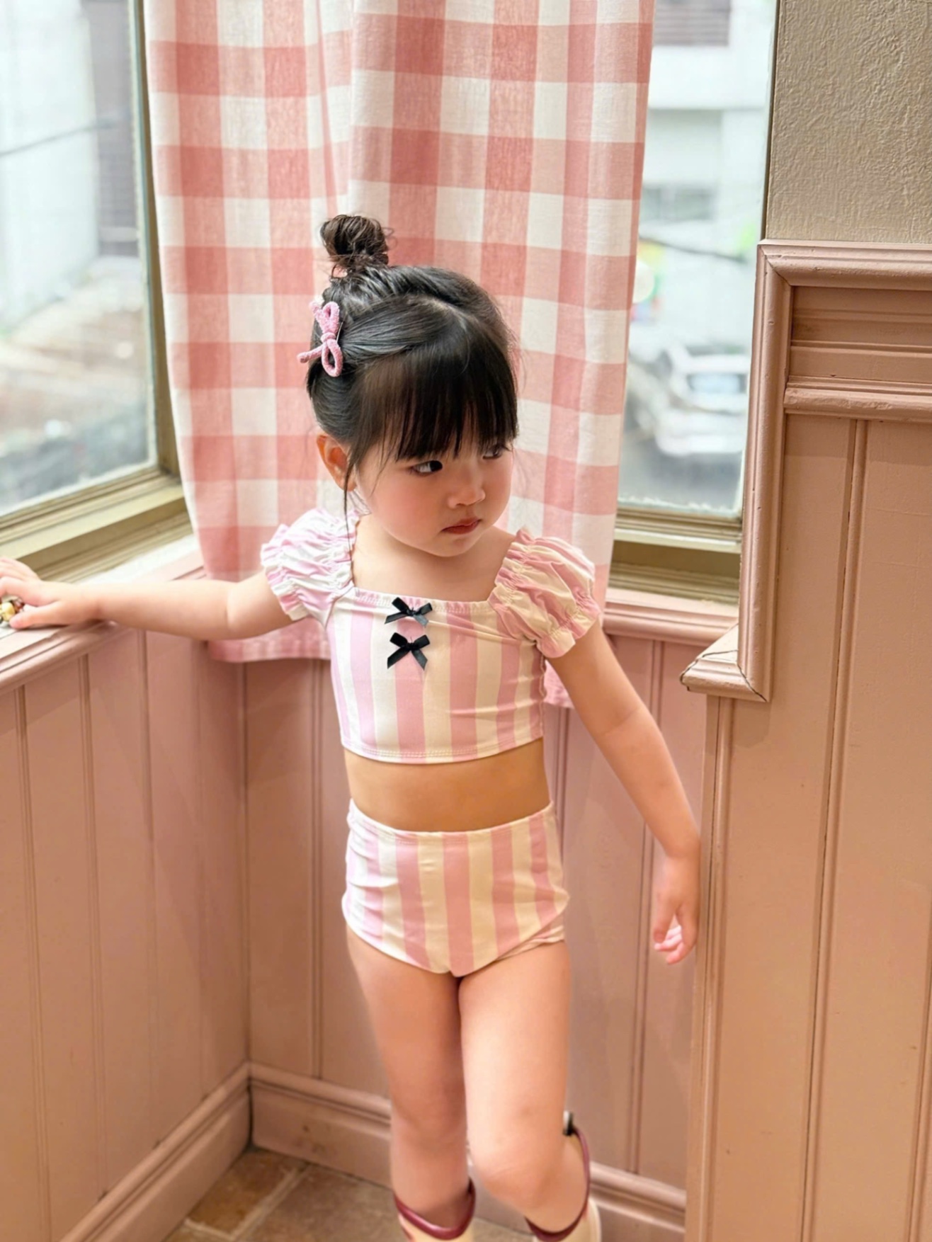 BỘ BƠI BIKINI KẺ HỒNG KÈM MŨ