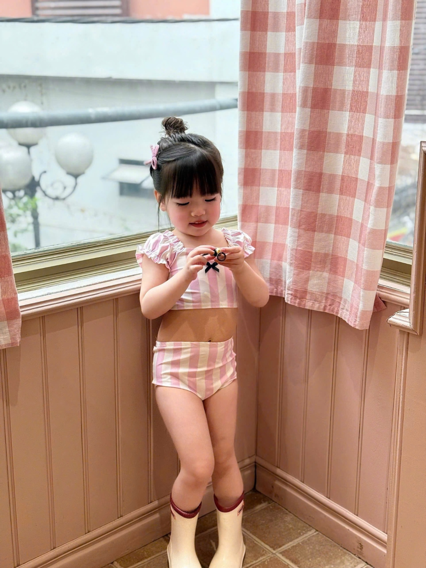 BỘ BƠI BIKINI KẺ HỒNG KÈM MŨ