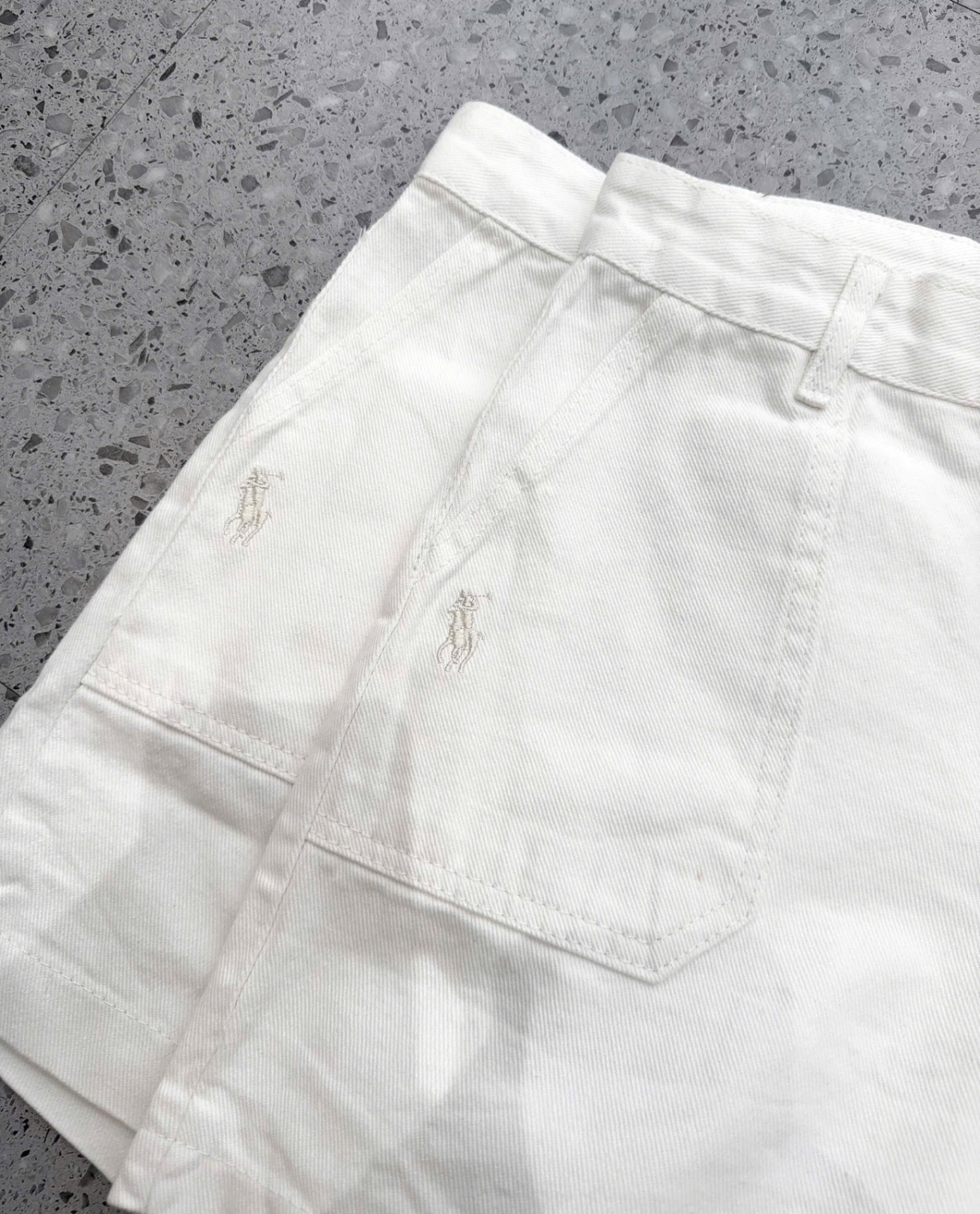Màu trắng kem - QUẦN SOOC JEAN NGỐ VNXK THÊU NGỰA TRẮNG KEM