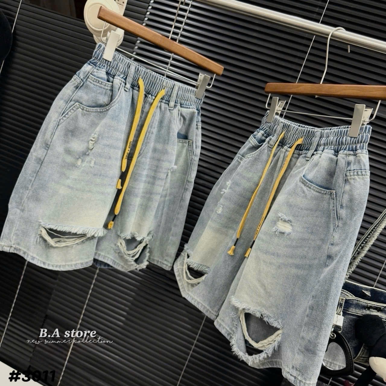 QUẦN SHORT JEAN NGỐ RÁCH DÂY VÀNG
