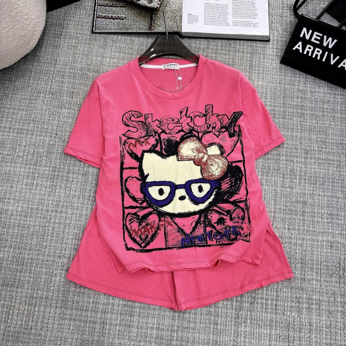 BỘ ĐÙI HỒNG KITTY ĐEO KÍNH