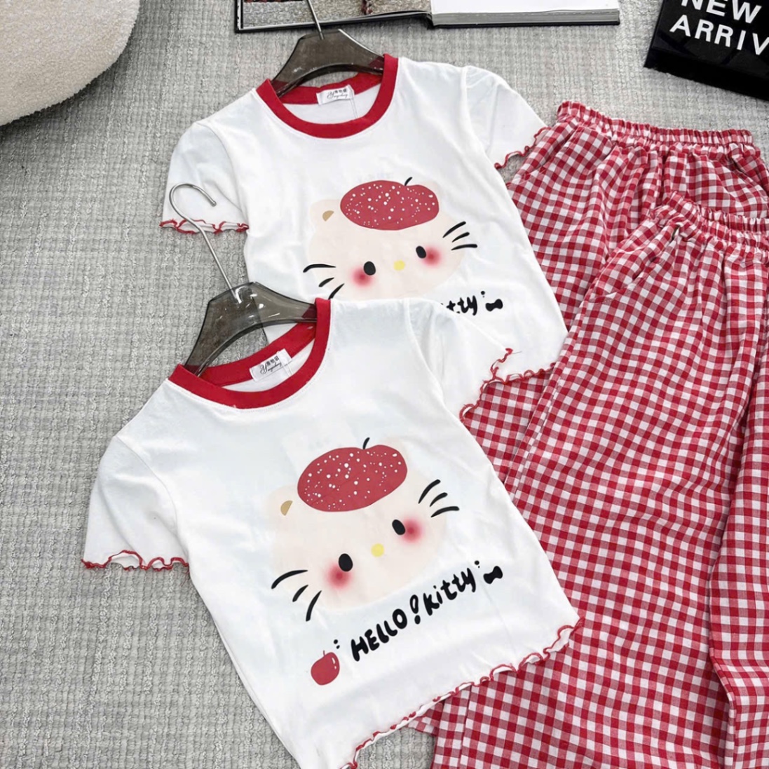 BỘ TRẮNG HÌNH MÈO QUẦN LỠ KÊ ĐỎ