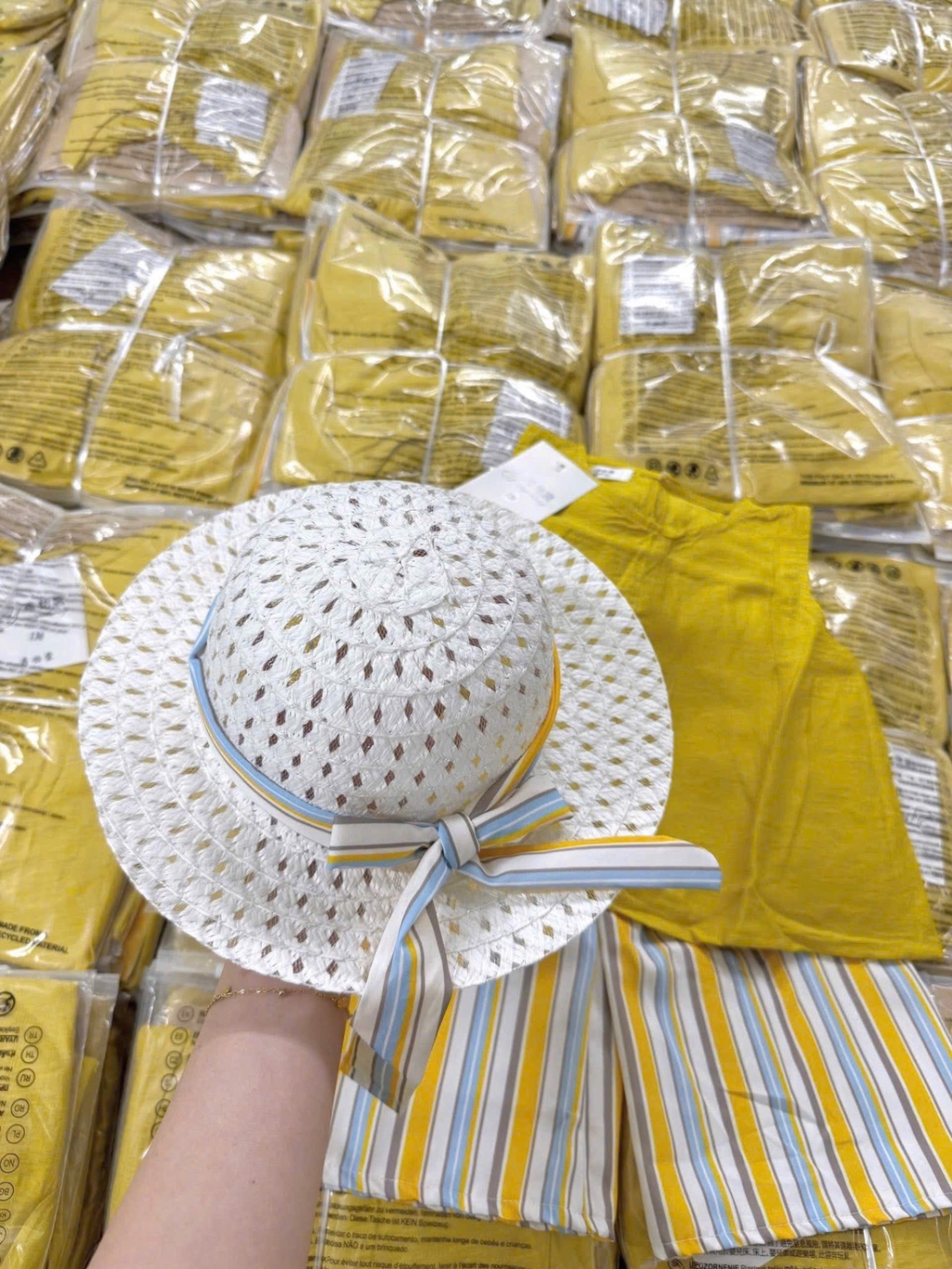 BỘ VÀNG XN QUẦN KẺ KÈM MŨ