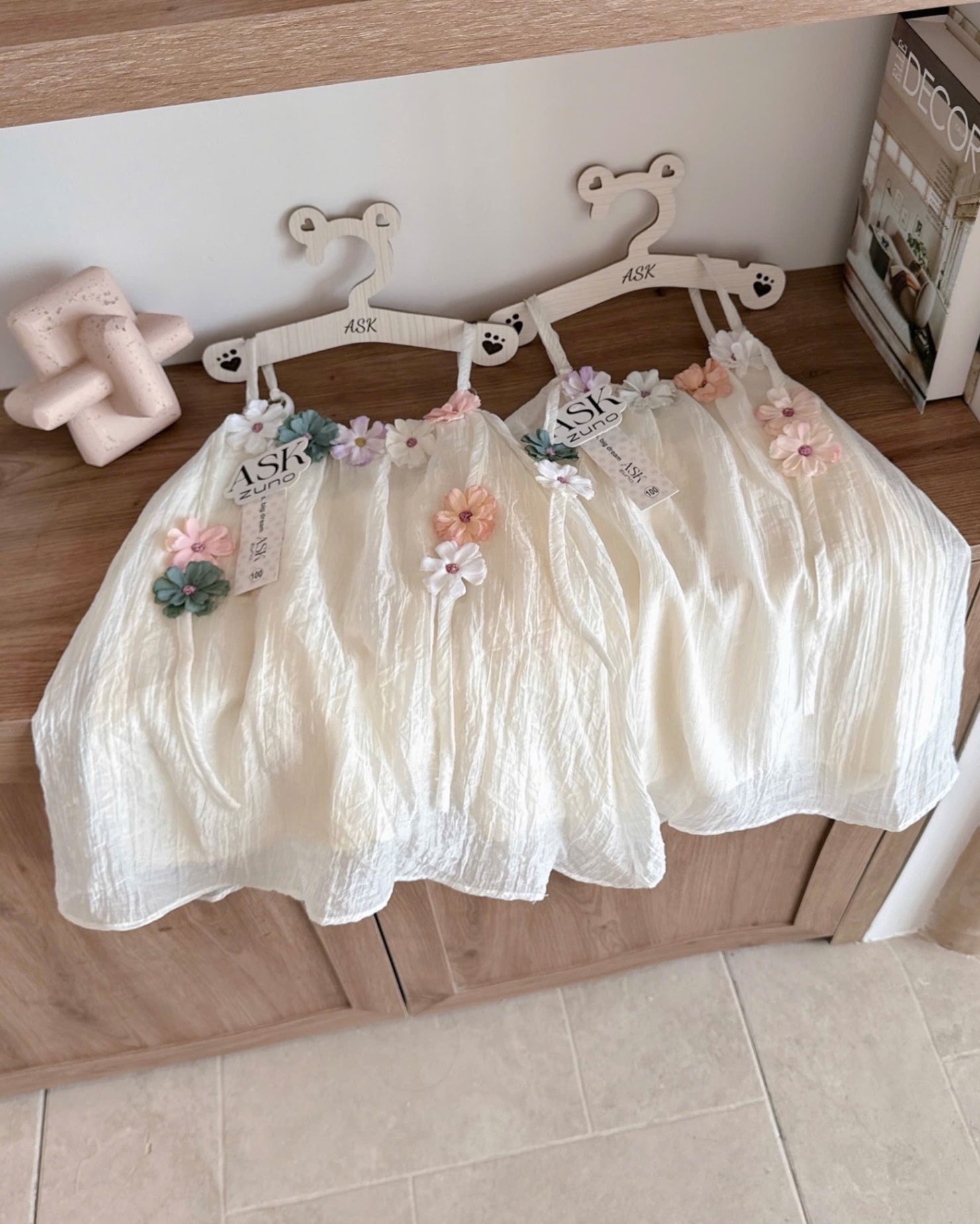 SET VÂY TƠ NHĂN 2S ĐI BIỂN MÀU BE ĐÍNH HOA