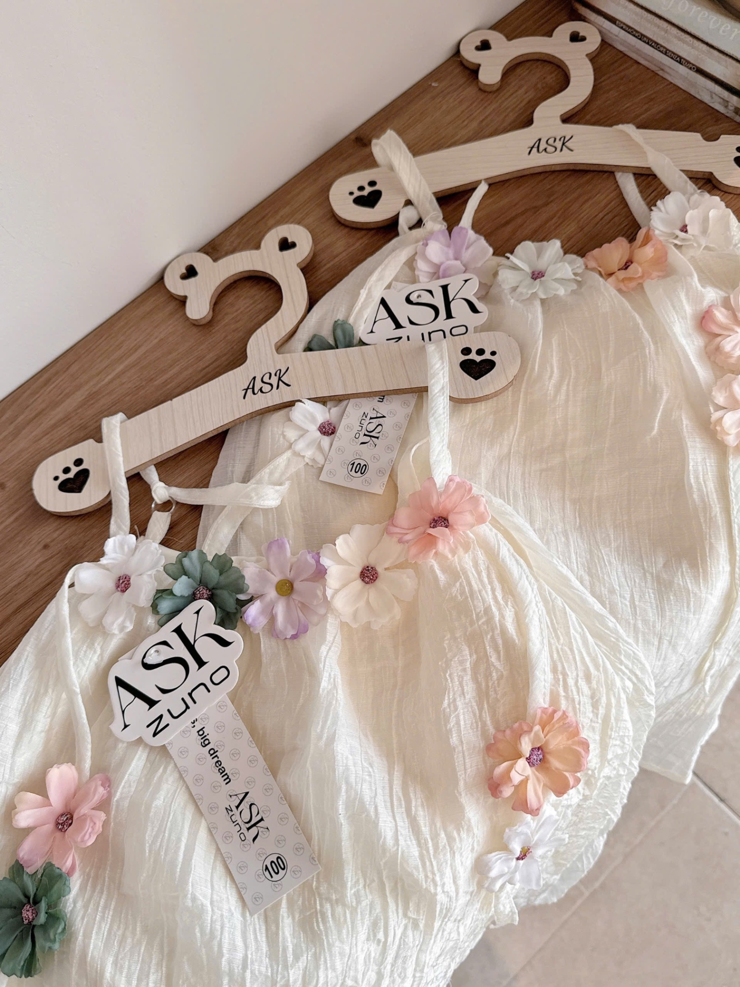 SET VÂY TƠ NHĂN 2S ĐI BIỂN MÀU BE ĐÍNH HOA