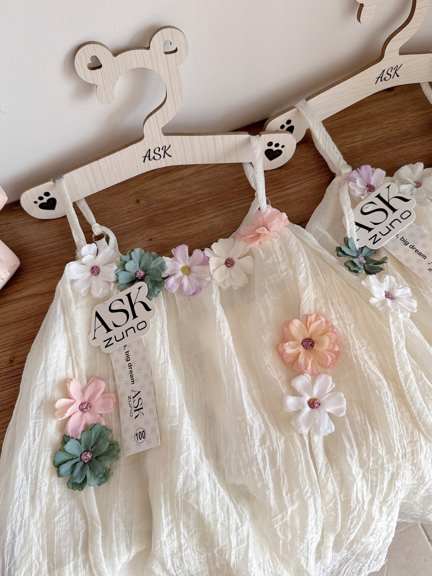 SET VÂY TƠ NHĂN 2S ĐI BIỂN MÀU BE ĐÍNH HOA