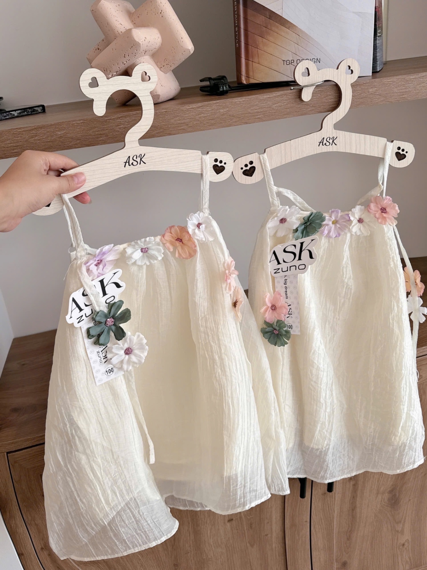 SET VÂY TƠ NHĂN 2S ĐI BIỂN MÀU BE ĐÍNH HOA