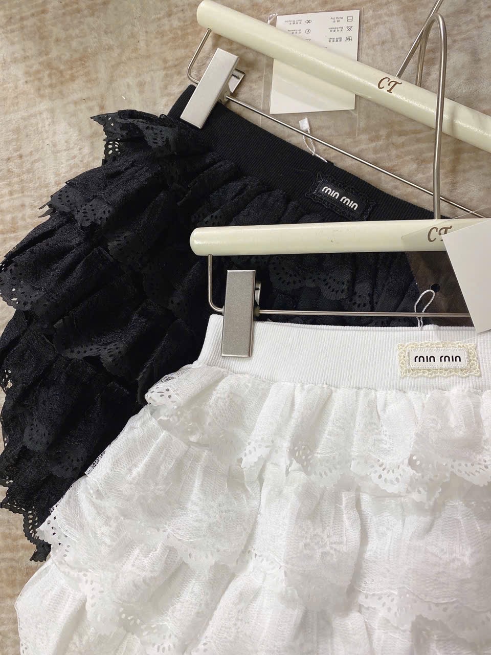 CHÂN VÁY REN TẦNG DÁNG NGẮN MIUMIU QC