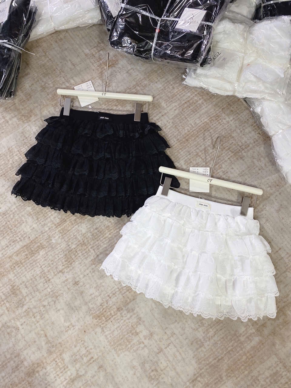 CHÂN VÁY REN TẦNG DÁNG NGẮN MIUMIU QC