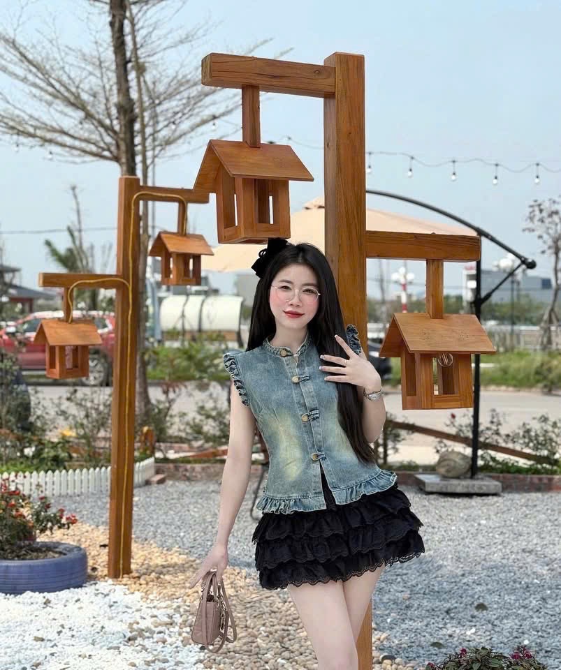 CHÂN VÁY REN TẦNG DÁNG NGẮN MIUMIU QC