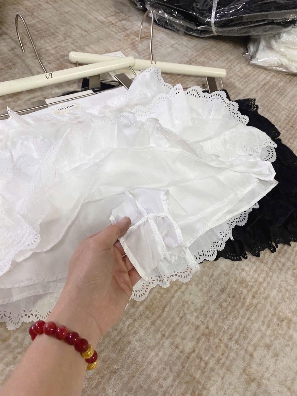 CHÂN VÁY REN TẦNG DÁNG NGẮN MIUMIU QC