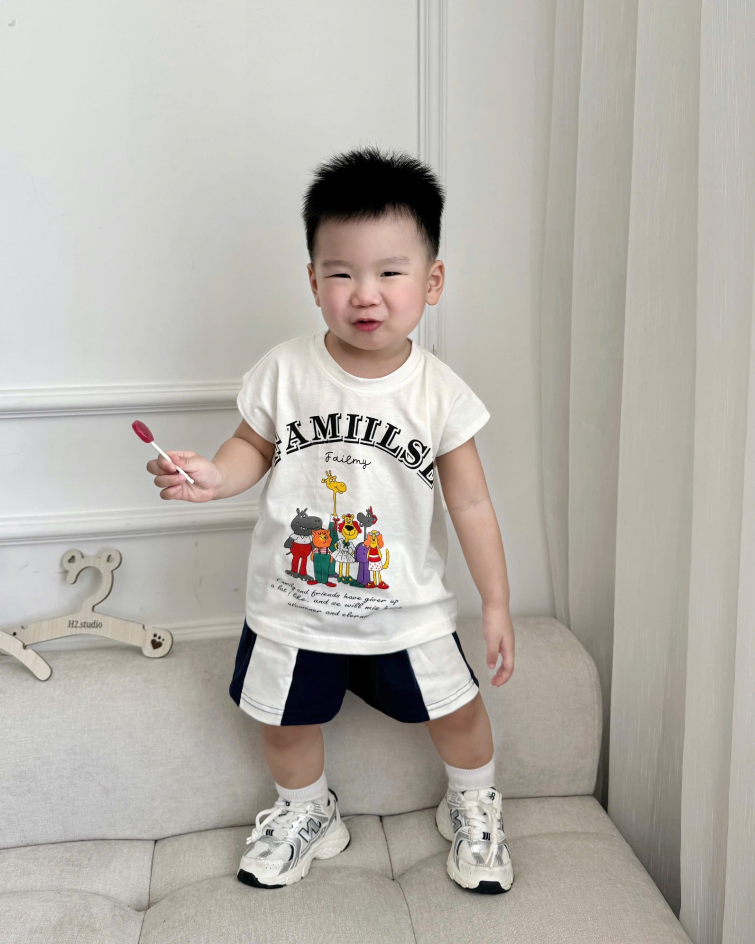 BỘ ĐÙI TRẮNG XN QUẦN KẺ CHỮ FAMILI