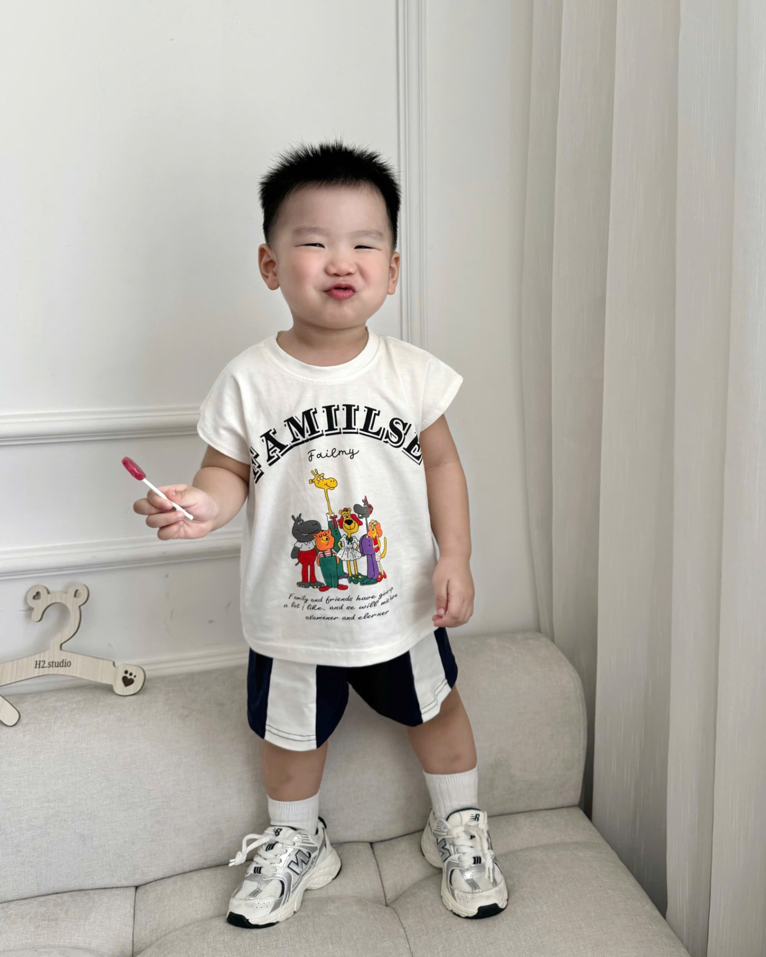 BỘ ĐÙI TRẮNG XN QUẦN KẺ CHỮ FAMILI