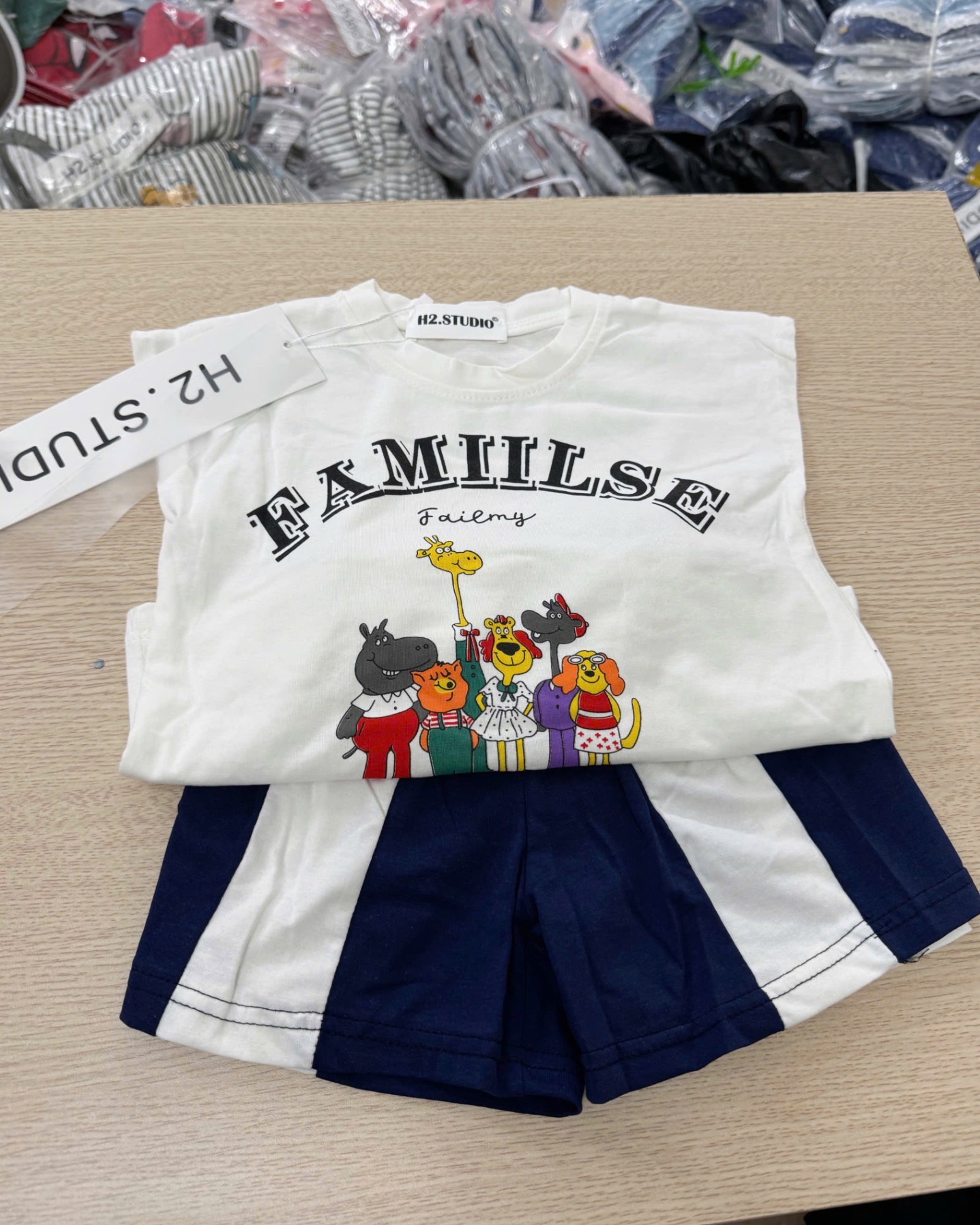 BỘ ĐÙI TRẮNG XN QUẦN KẺ CHỮ FAMILI