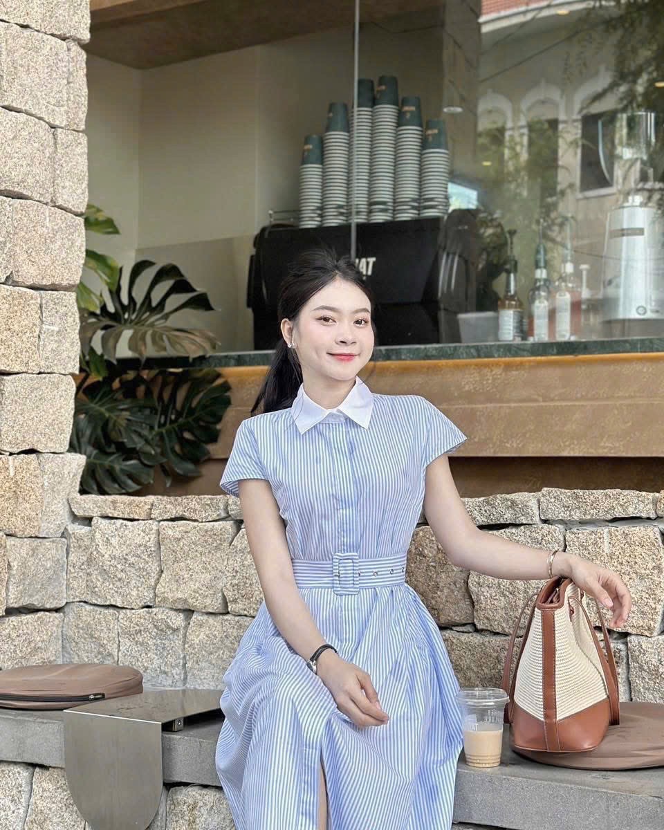 VÁY KẺ XANH PHỐI CỔ TRẮNG ĐAI EO