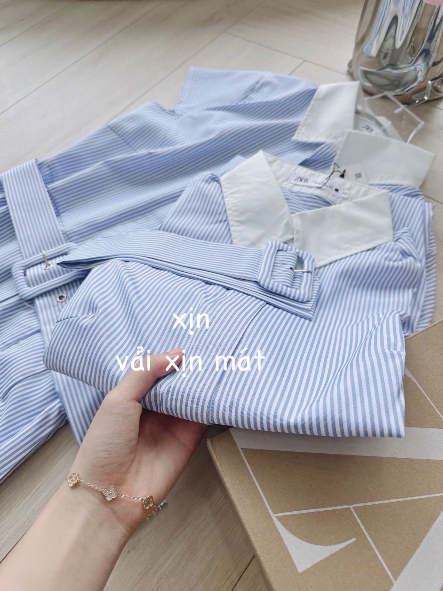VÁY KẺ XANH PHỐI CỔ TRẮNG ĐAI EO